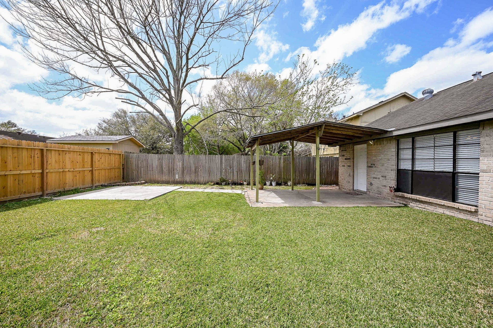 7407 W Fuqua Drive, Houston, TX 77489 Spacious backyard and covered patio and
