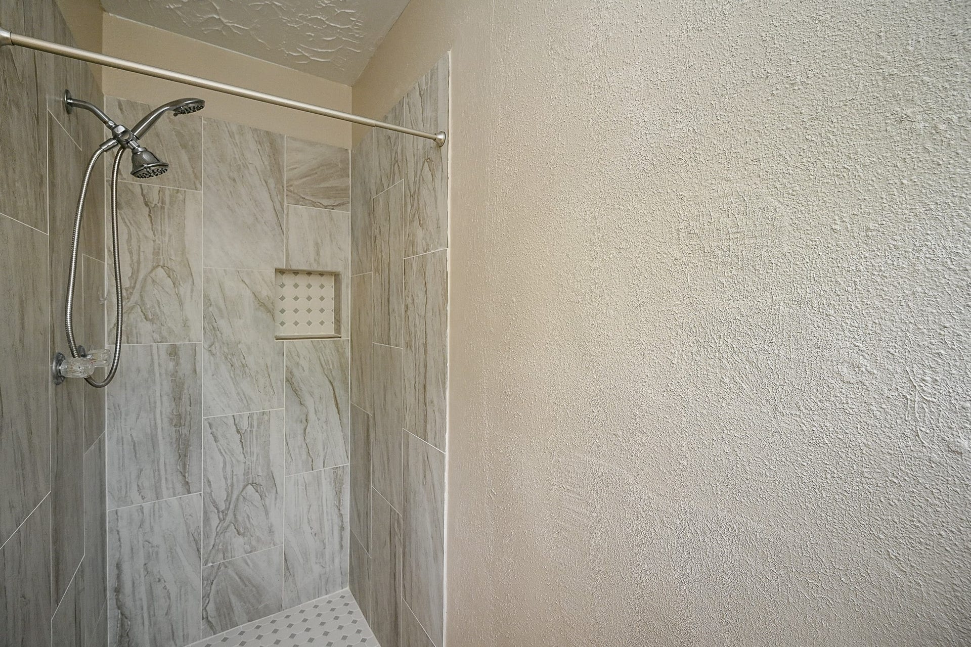 7407 W Fuqua Drive, Houston, TX 77489 Updated bathroom