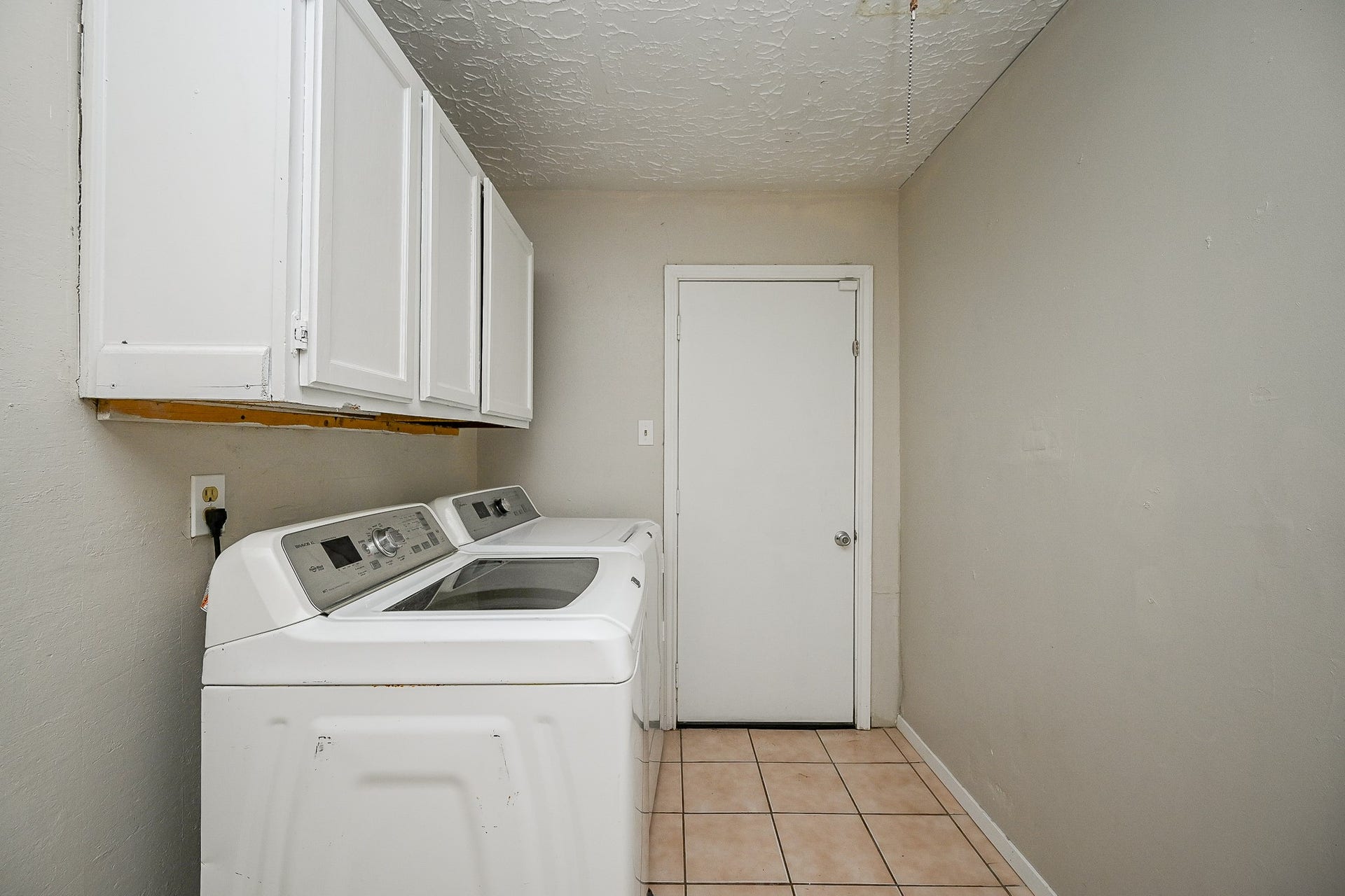 7407 W Fuqua Drive, Houston, TX 77489 Spacious laundry