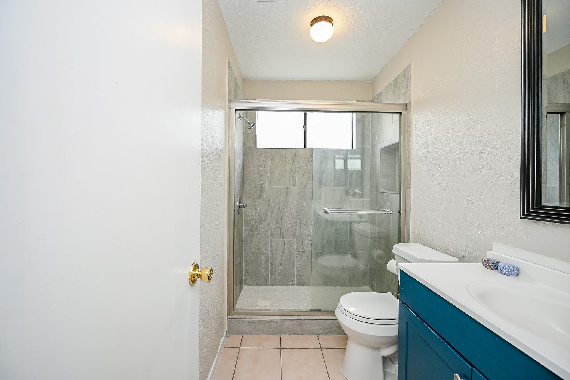 7407 W Fuqua Drive, Houston, TX 77489 Updated bathroom 1