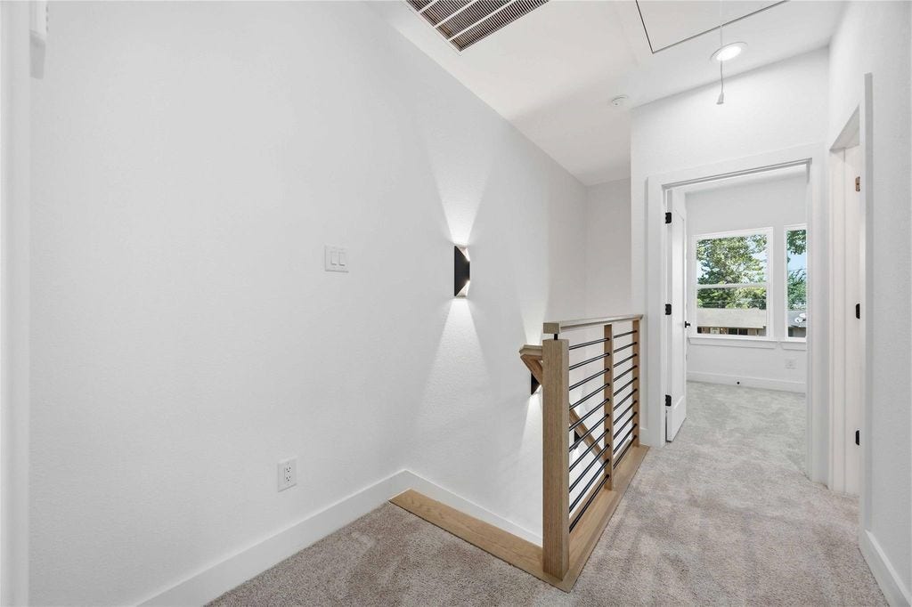 4649 Clover Street, #A/B, Houston, TX 77051 Upstairs hallway