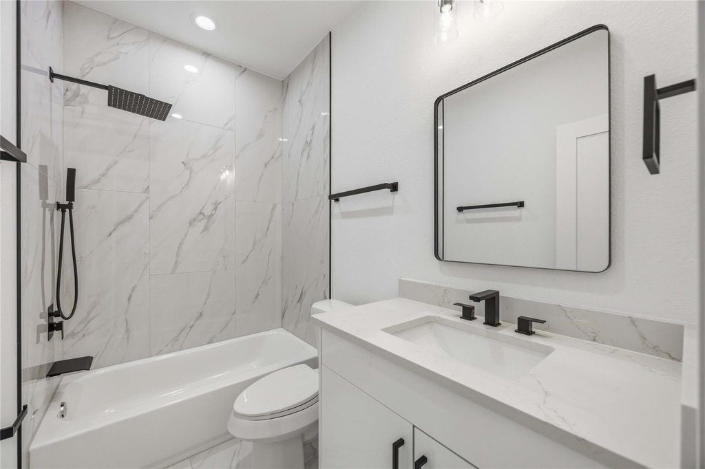4649 Clover Street, #A/B, Houston, TX 77051 Full bath