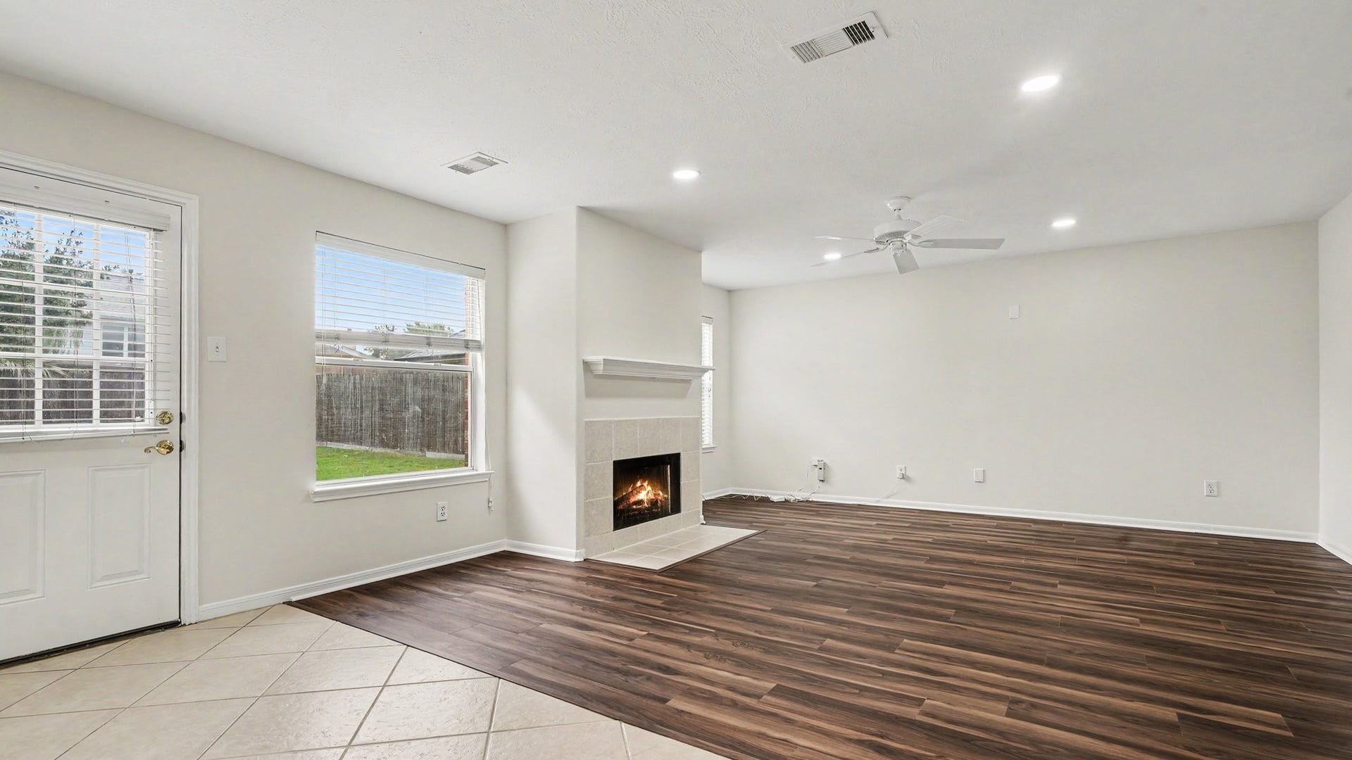 3014 Misty Isle Court, Dickinson, TX 77539 Gas Fireplace
