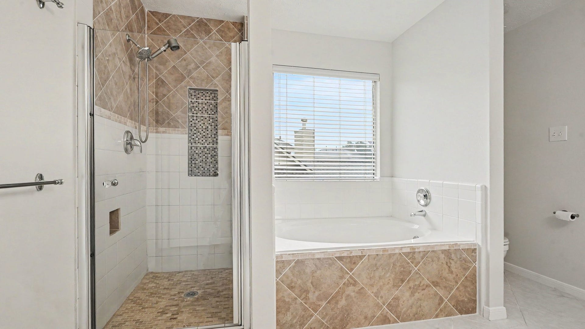 3014 Misty Isle Court, Dickinson, TX 77539 primary bathroom