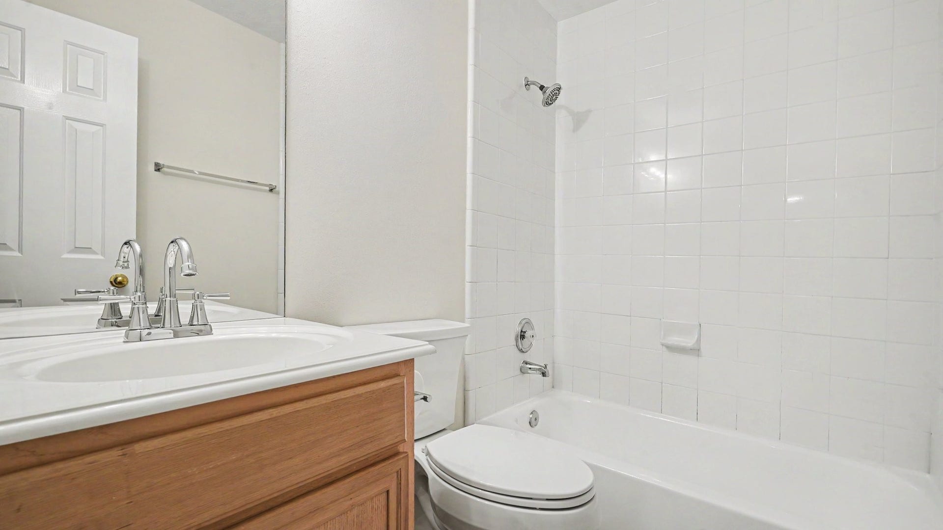 3014 Misty Isle Court, Dickinson, TX 77539 Upstairs full bath