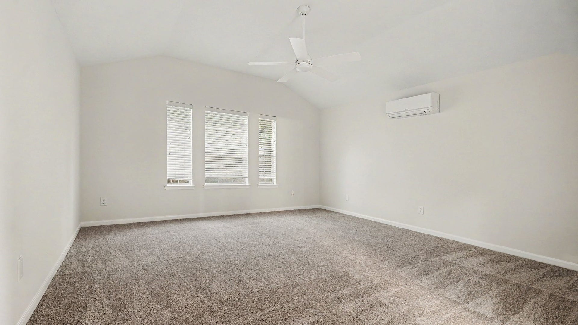 3014 Misty Isle Court, Dickinson, TX 77539 Fresh carpet throughout upstairs