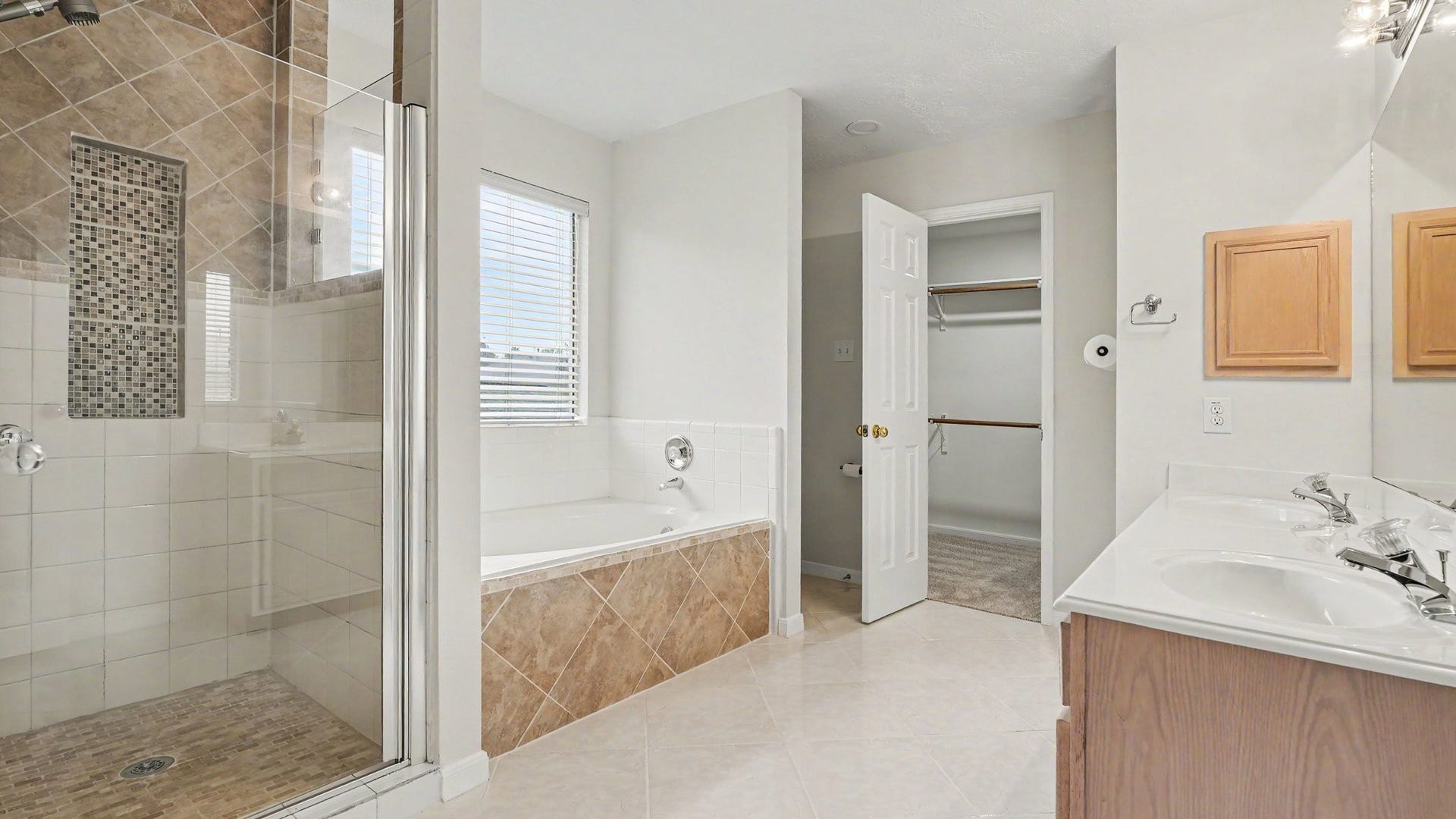 3014 Misty Isle Court, Dickinson, TX 77539 primary bathroom