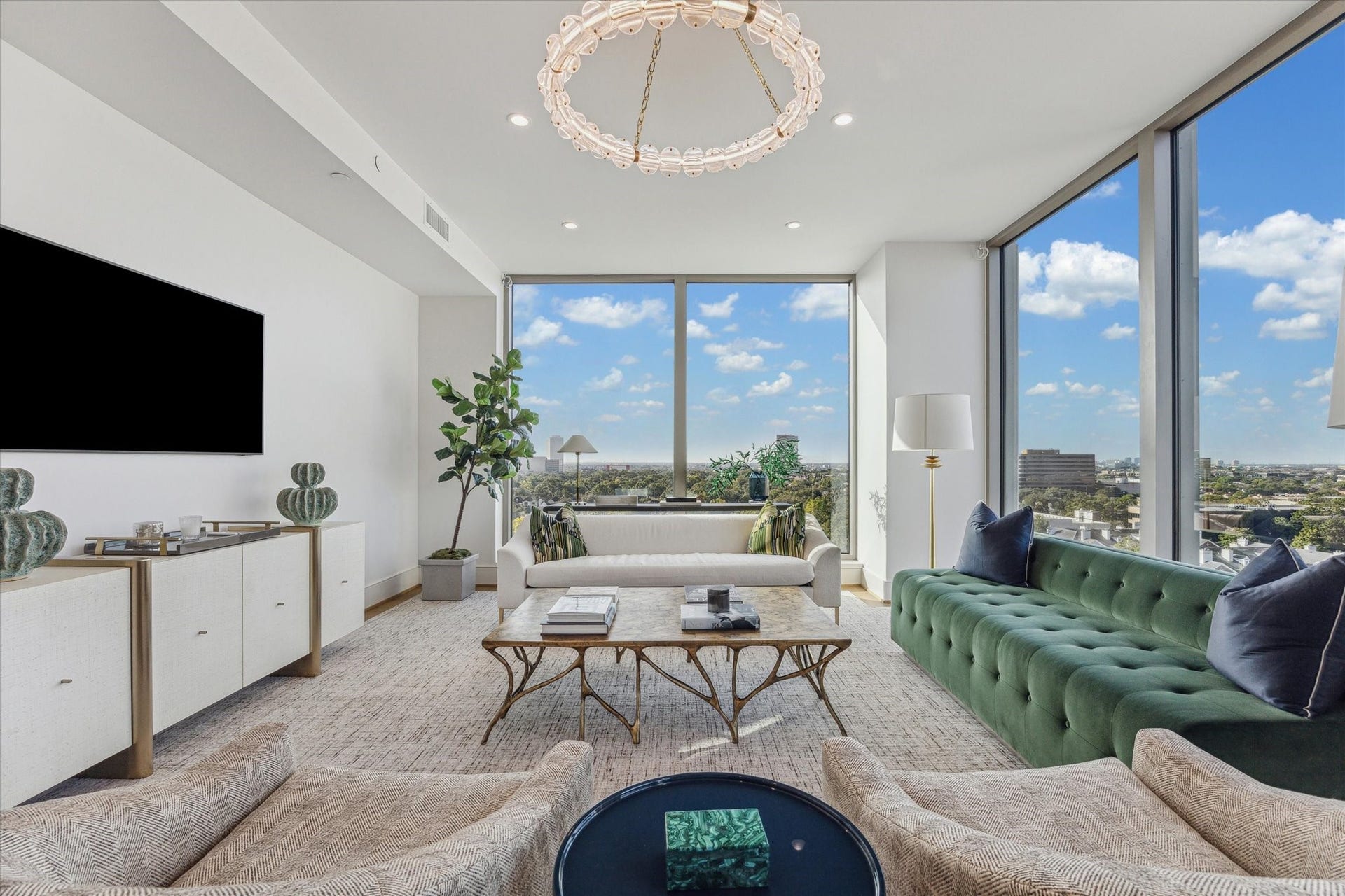 5656 San Felipe Street, #1005, Houston, TX 77056 An expansive full floor residence in the exquisite Hawthorne at Tanglewood high-rise offering unparalleled panoramic views. Photos are of a similar unit with the same floor plan