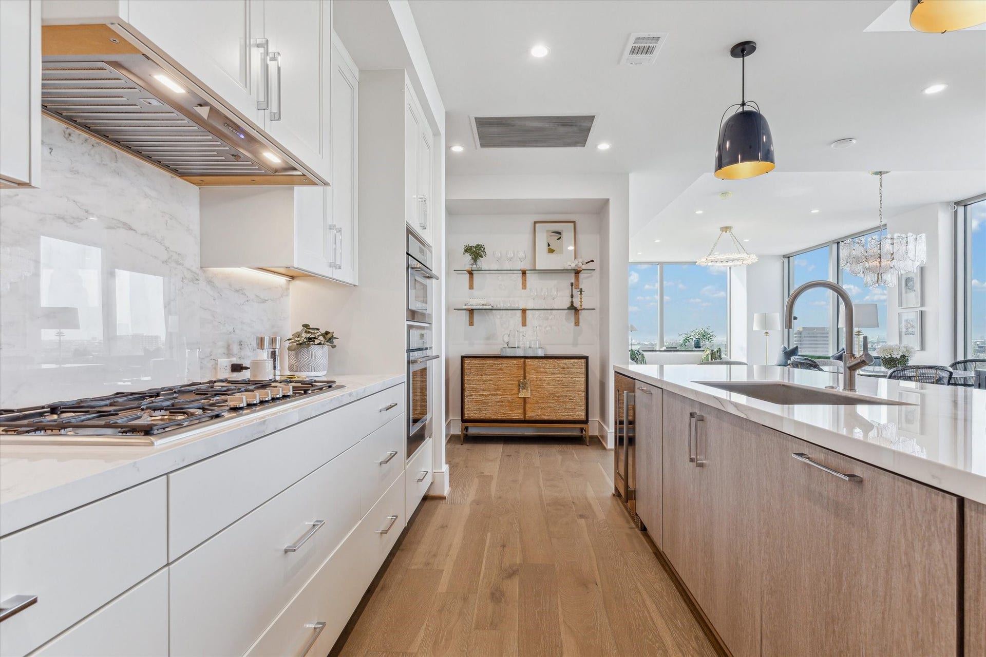 5656 San Felipe Street, #1005, Houston, TX 77056 S culinary haven designed for the senior cook. Photos are of a similar unit with the same floor plan