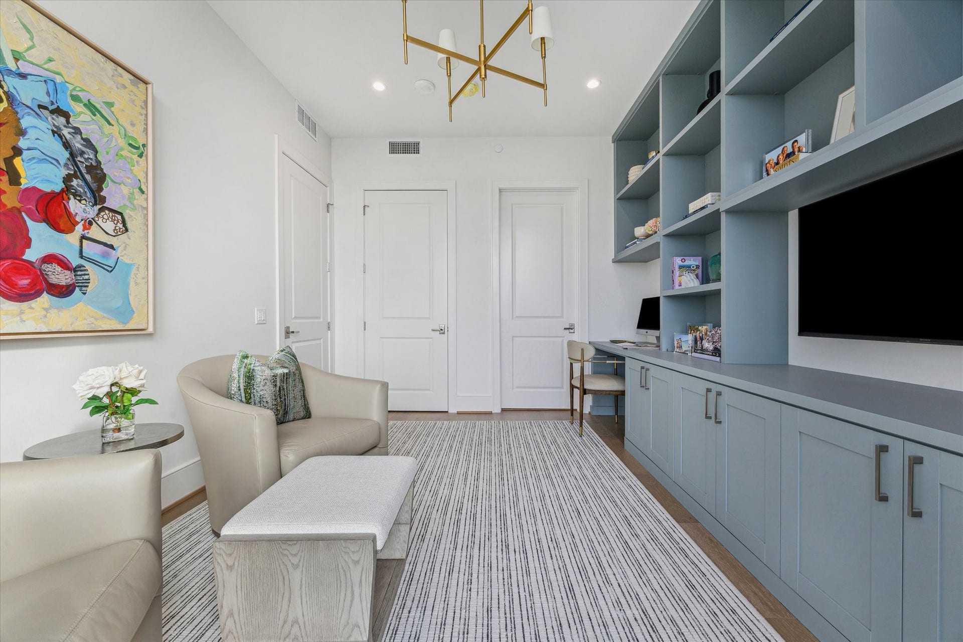5656 San Felipe Street, #1005, Houston, TX 77056 En-suite guest bedroom with the option for an upgrade built-in book shelves and cabinetry. Photos are of a similar unit with the same floor plan