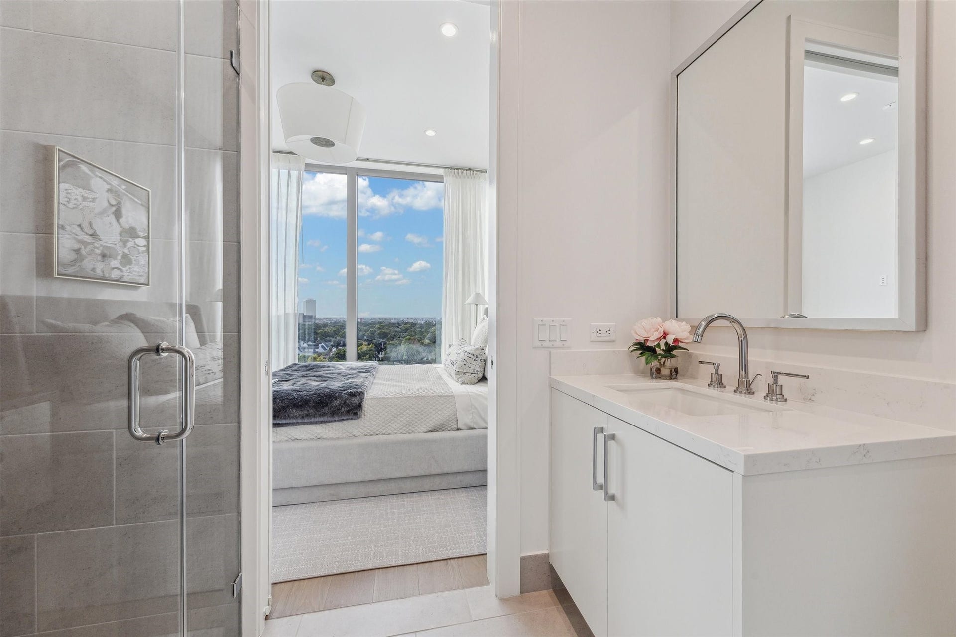 5656 San Felipe Street, #1005, Houston, TX 77056 En-suite secondary guest bathroom. Photos are of a similar unit with the same floor plan