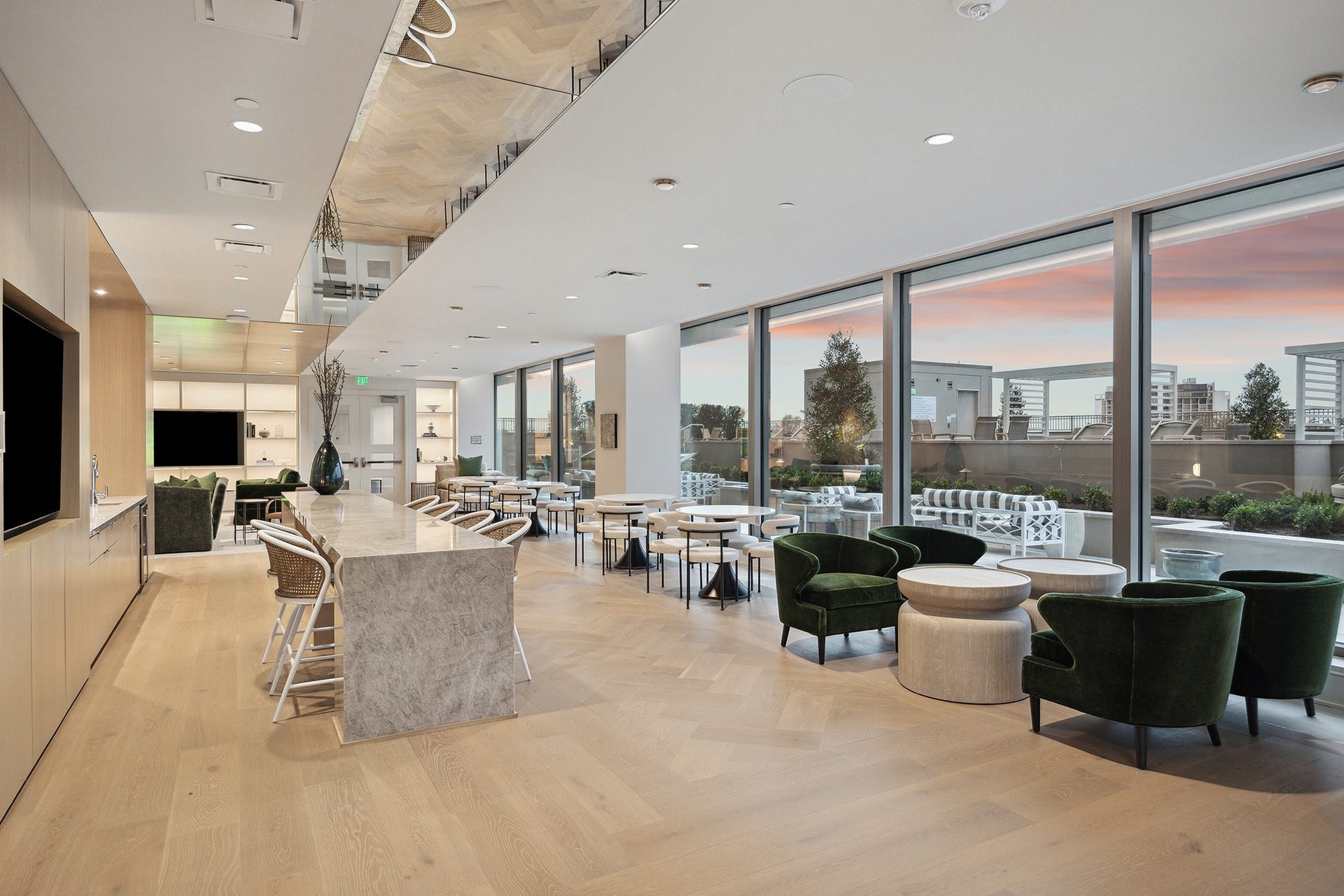 5656 San Felipe Street, #1005, Houston, TX 77056 Retreat to the fifth-floor resident lounge, where multiple comfortable seating and dining areas open to the spectacular pool deck.
