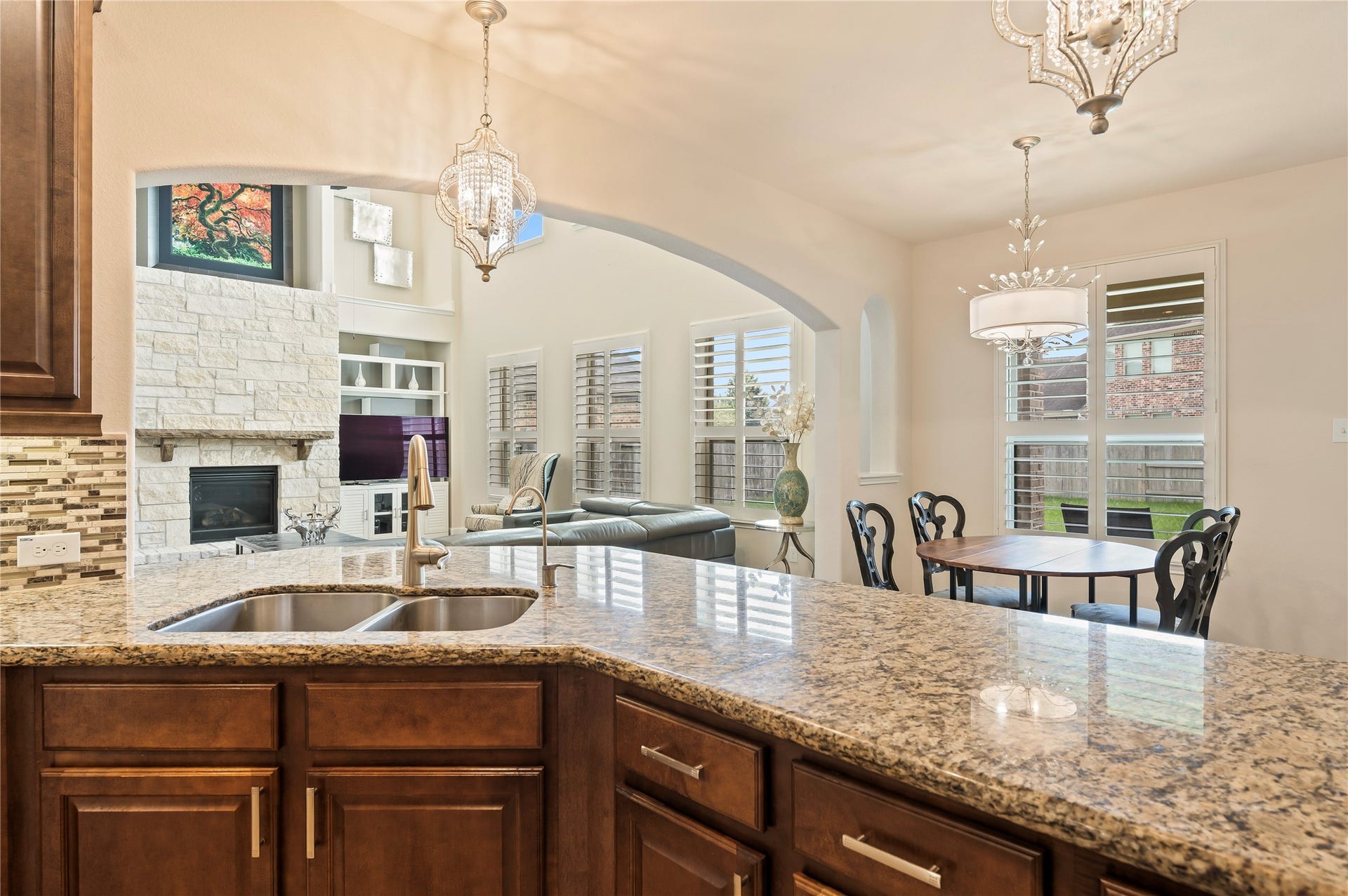 2322 Ashley Falls Lane, League City, TX 77573 Double stainless steel sink with pull-out faucet and reverse osmosis filtration system compliments the wrap-around breakfast bar.
