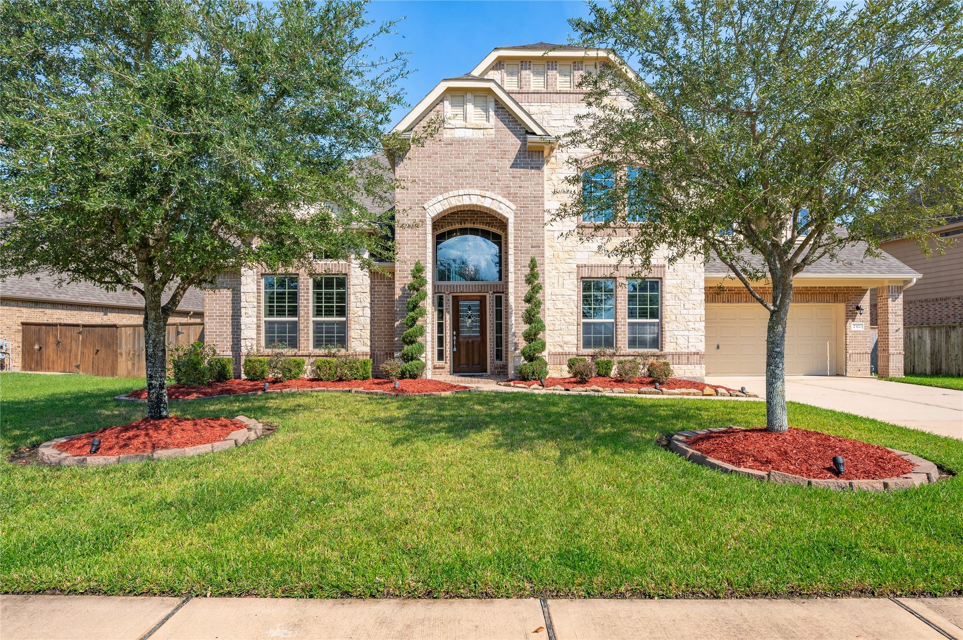 2322 Ashley Falls Lane, League City, TX 77573 Welcome to 2322 Ashley Falls Lane in Magnolia Creek