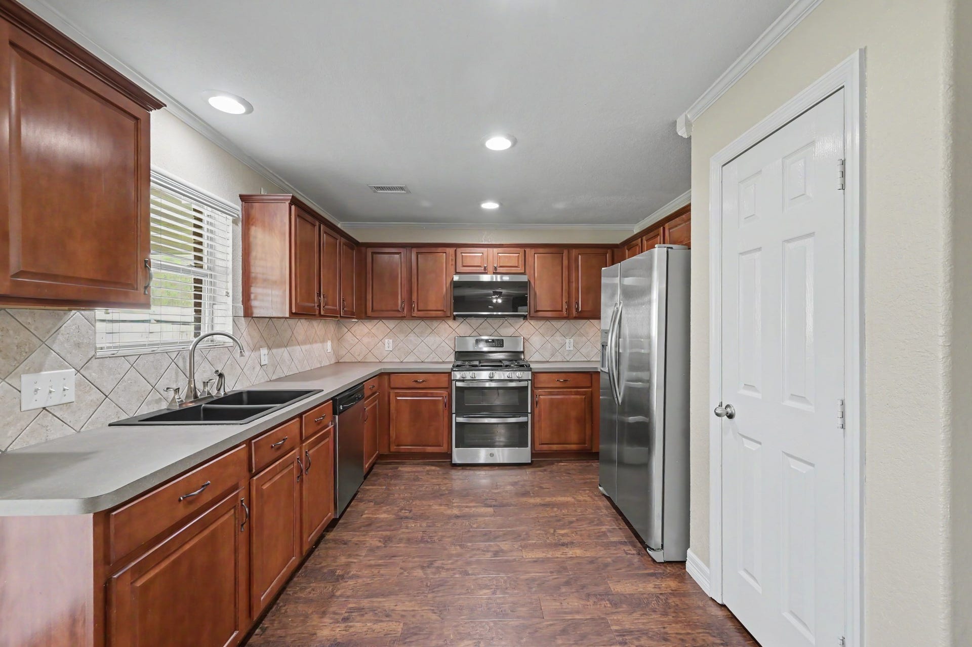 9411 Sagehampton Court, Spring, TX 77379 Kitchen 1st Floor