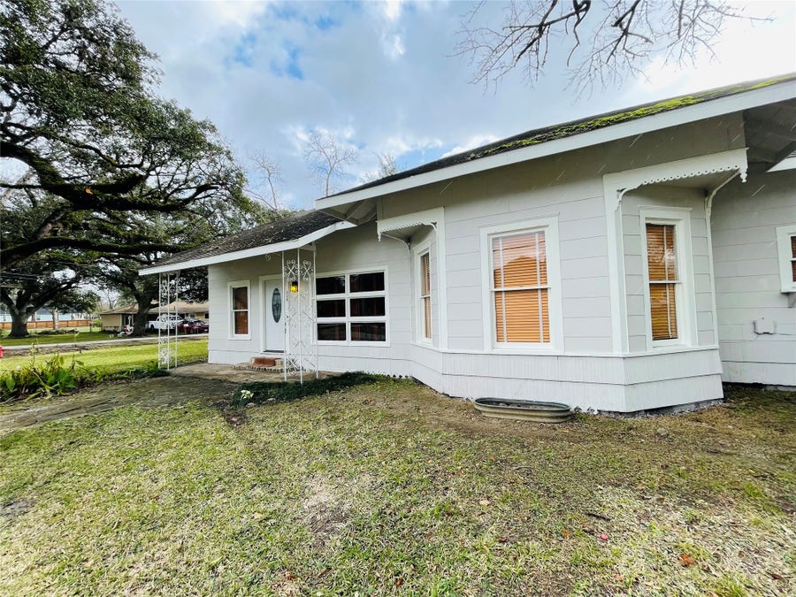 Property photo for 229 E Saunders Street, League City, TX