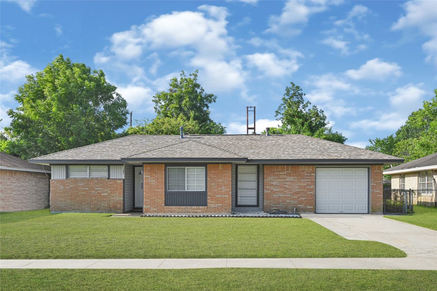 Property photo for 307 Midway Drive, Baytown, TX