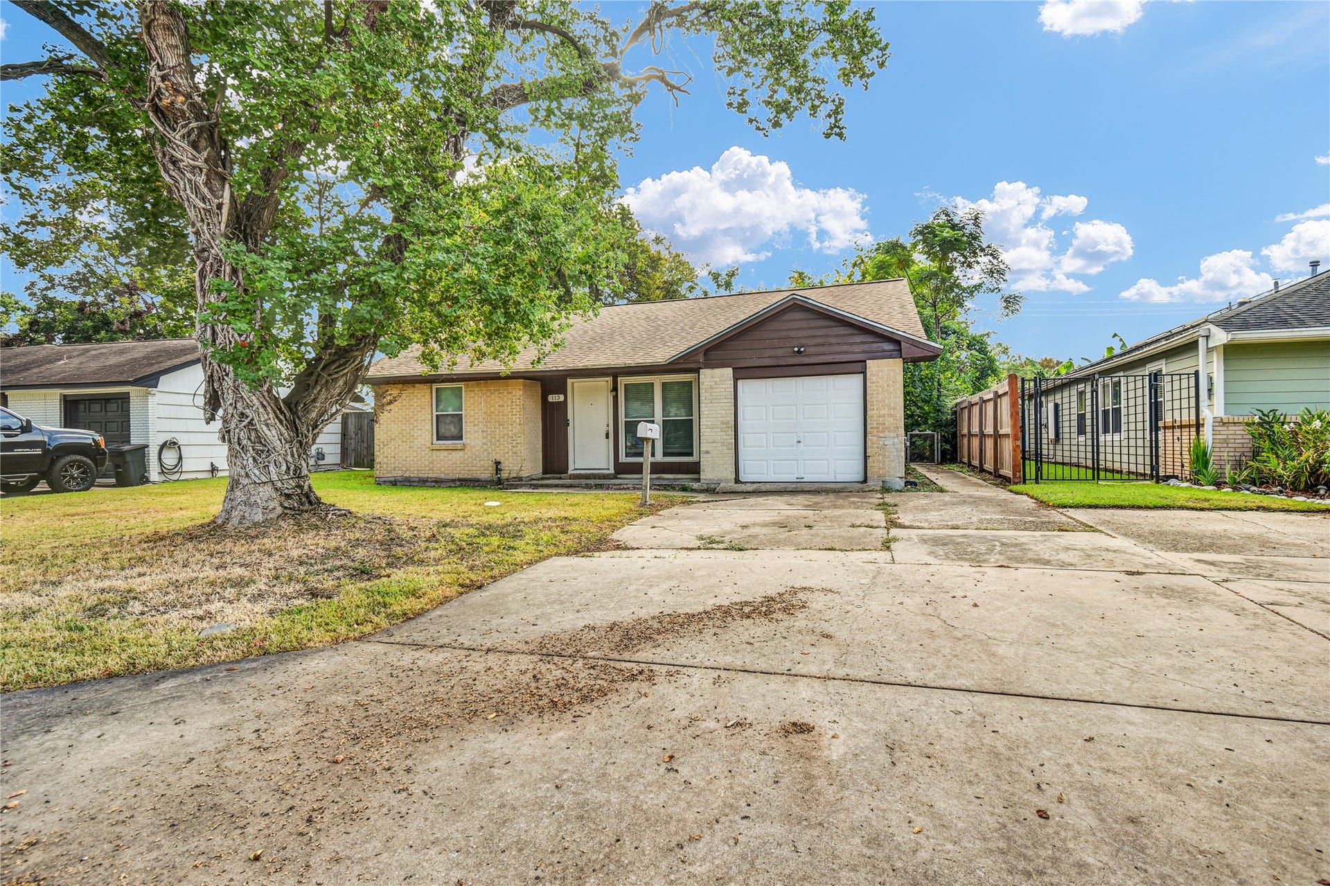 113 S Yaupon Street, Lake Jackson, TX 77566 113 S Yaupon Street, Lake Jackson, TX 77566