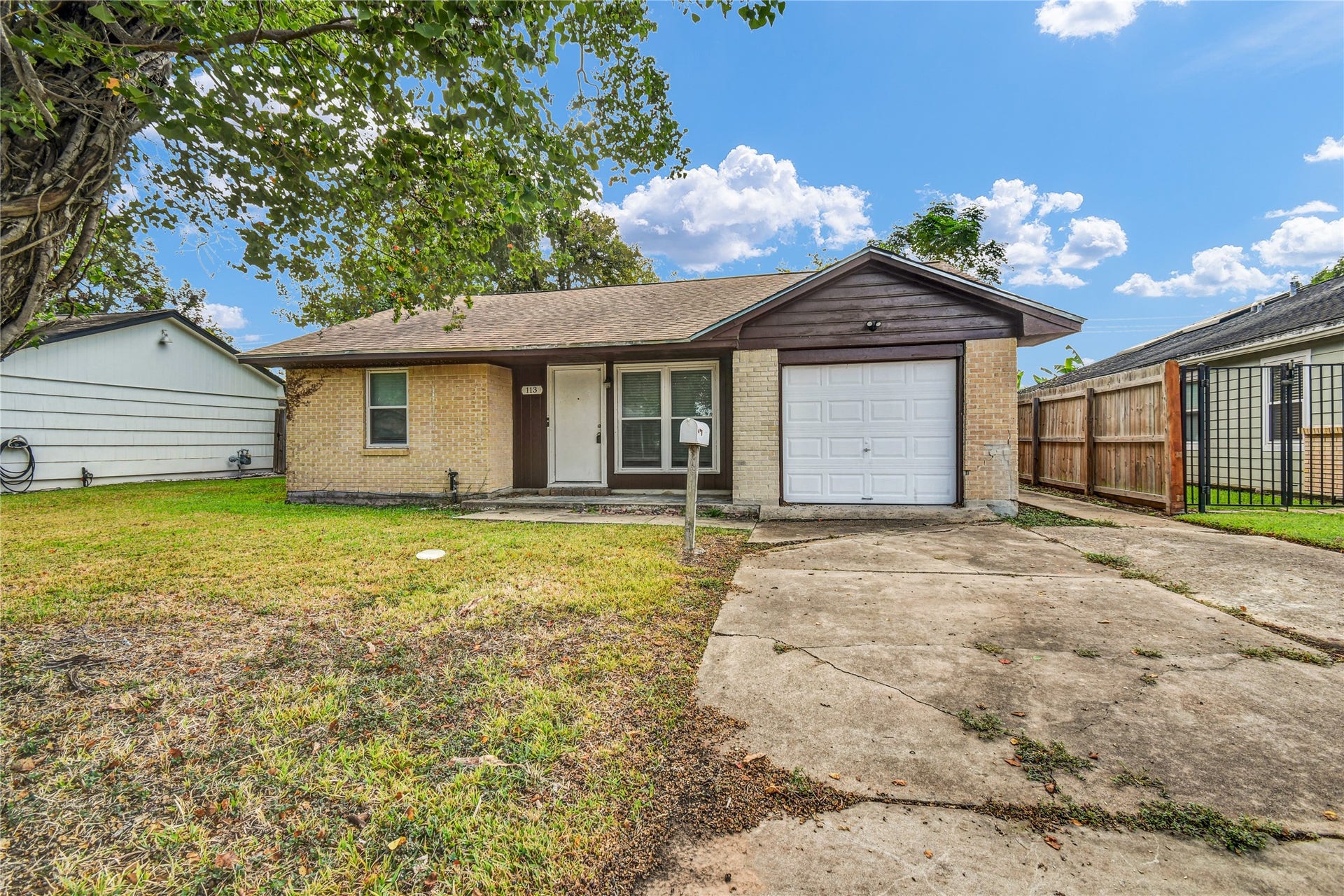113 S Yaupon Street, Lake Jackson, TX 77566 113 S Yaupon Street, Lake Jackson, TX 77566