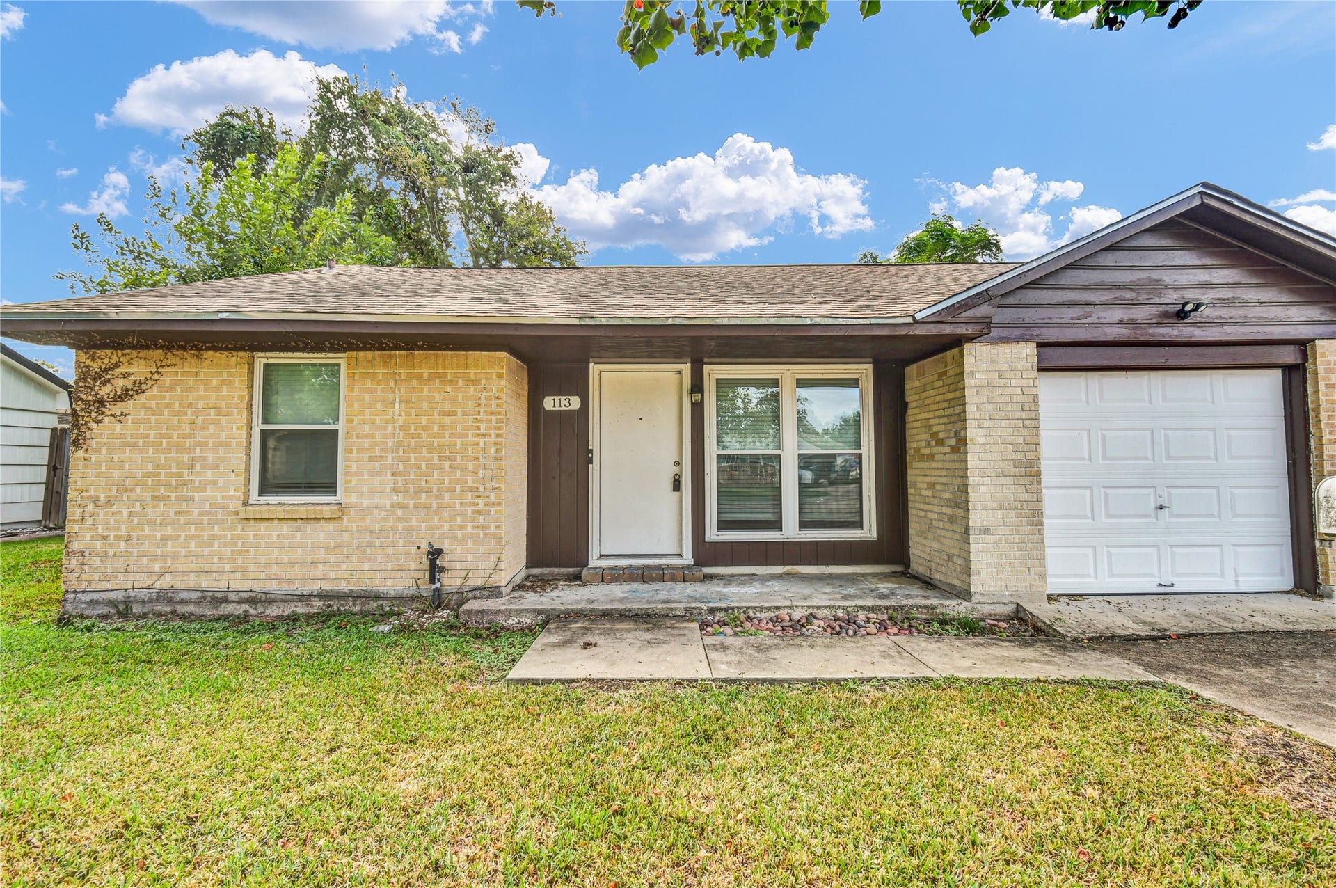 113 S Yaupon Street, Lake Jackson, TX 77566 113 S Yaupon Street, Lake Jackson, TX 77566