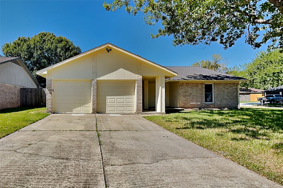 Property photo for 1618 Live Oak Hollow Street, Pearland, TX