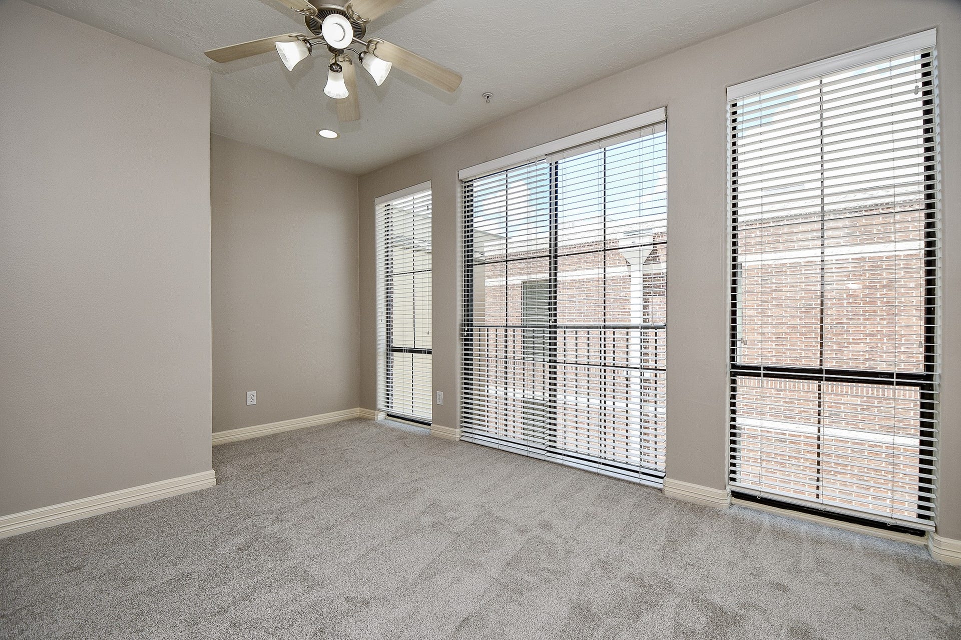 118 McGowen Street, #K, Houston, TX 77006 Brand new carpet and recently painted primary bedroom with high ceilings, floors to ceiling windows and little work nook for work desk