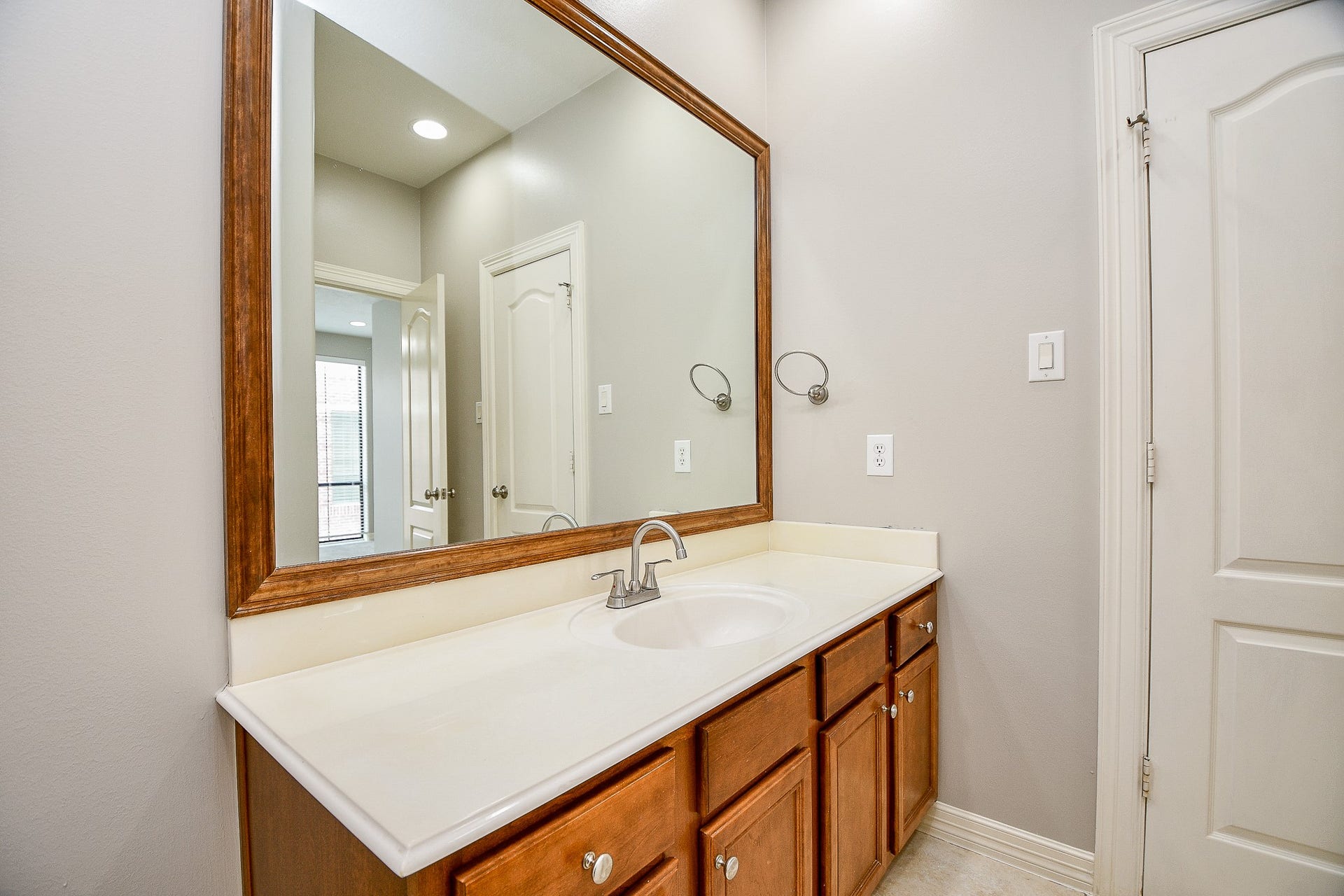 118 McGowen Street, #K, Houston, TX 77006 Primary bathroom with ample vanity counter pace and soaking tub