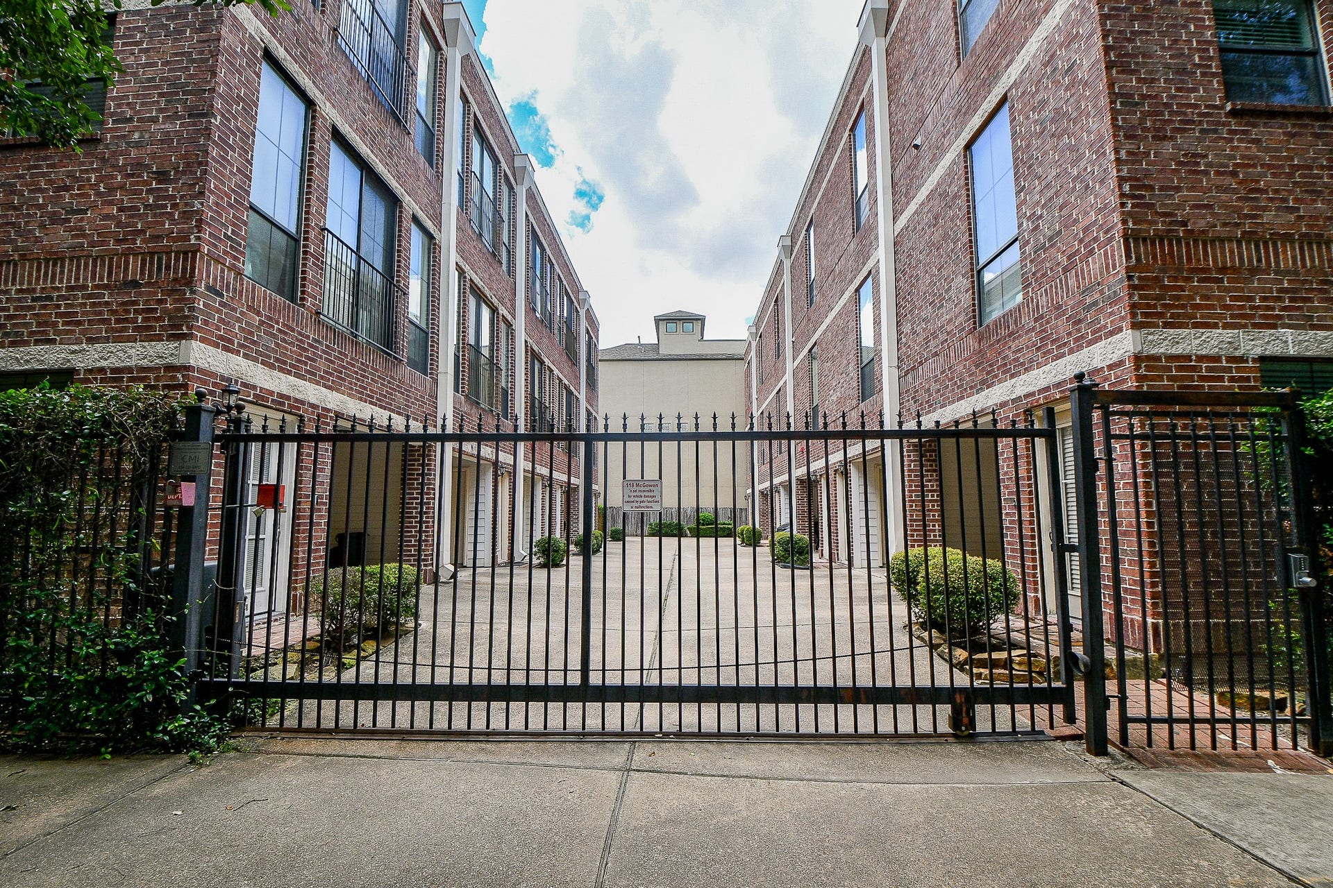 118 McGowen Street, #K, Houston, TX 77006 Welcome to your next home in gated community end unit right next to community common area where you can enjoy BBQ and gatherings or maybe some gardening