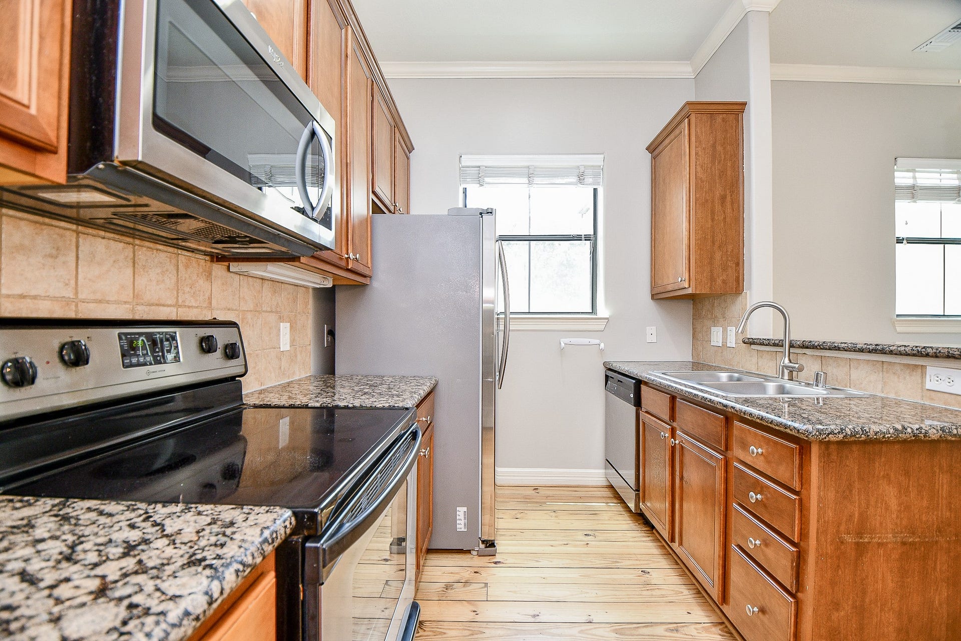 118 McGowen Street, #K, Houston, TX 77006 Open concept style kitchen ample cabinet space pantry granite counters and lots of natural light