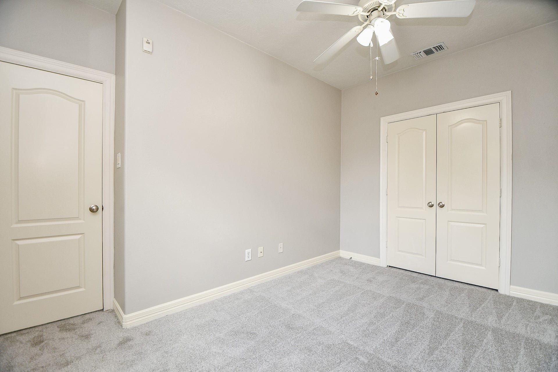 118 McGowen Street, #K, Houston, TX 77006 Secondary bedroom recently painted heigh ceilings new carpet and deep closet
