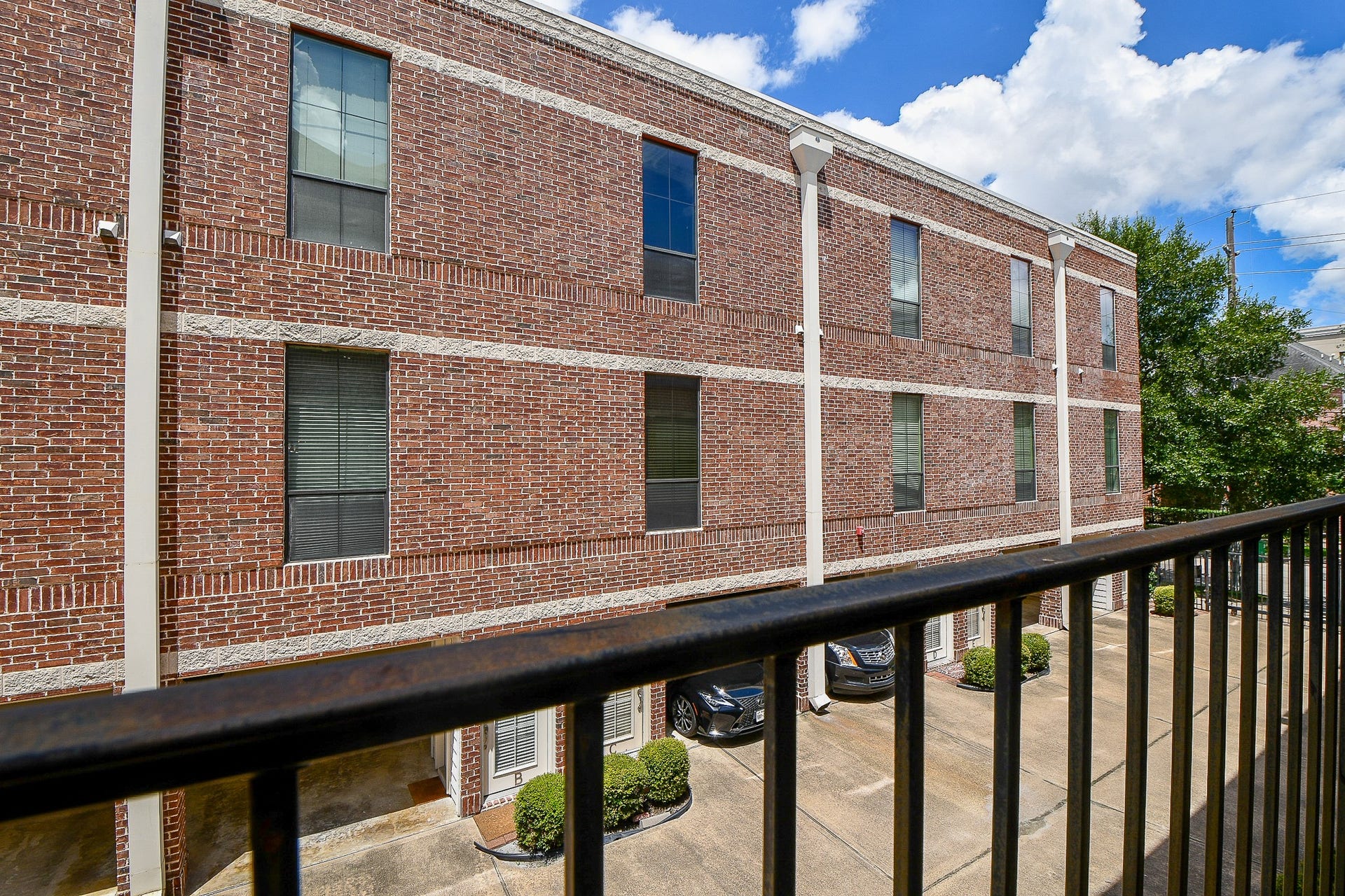 118 McGowen Street, #K, Houston, TX 77006 View from the window of the community from primary bedroom