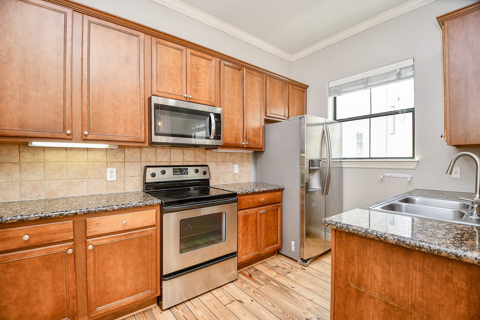 118 McGowen Street, #K, Houston, TX 77006 Open concept style kitchen ample cabinet space pantry granite counters and lots of natural light