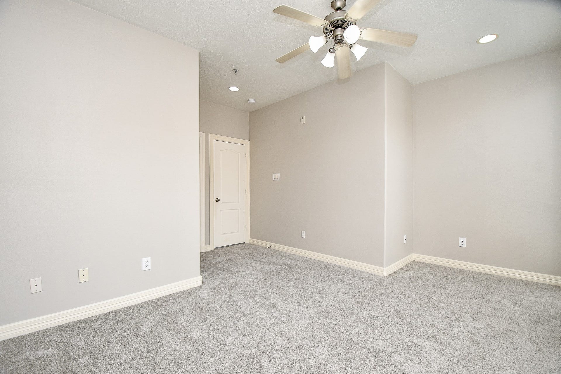 118 McGowen Street, #K, Houston, TX 77006 Brand new carpet and recently painted primary bedroom with high ceilings, floors to ceiling windows and little work nook for work desk