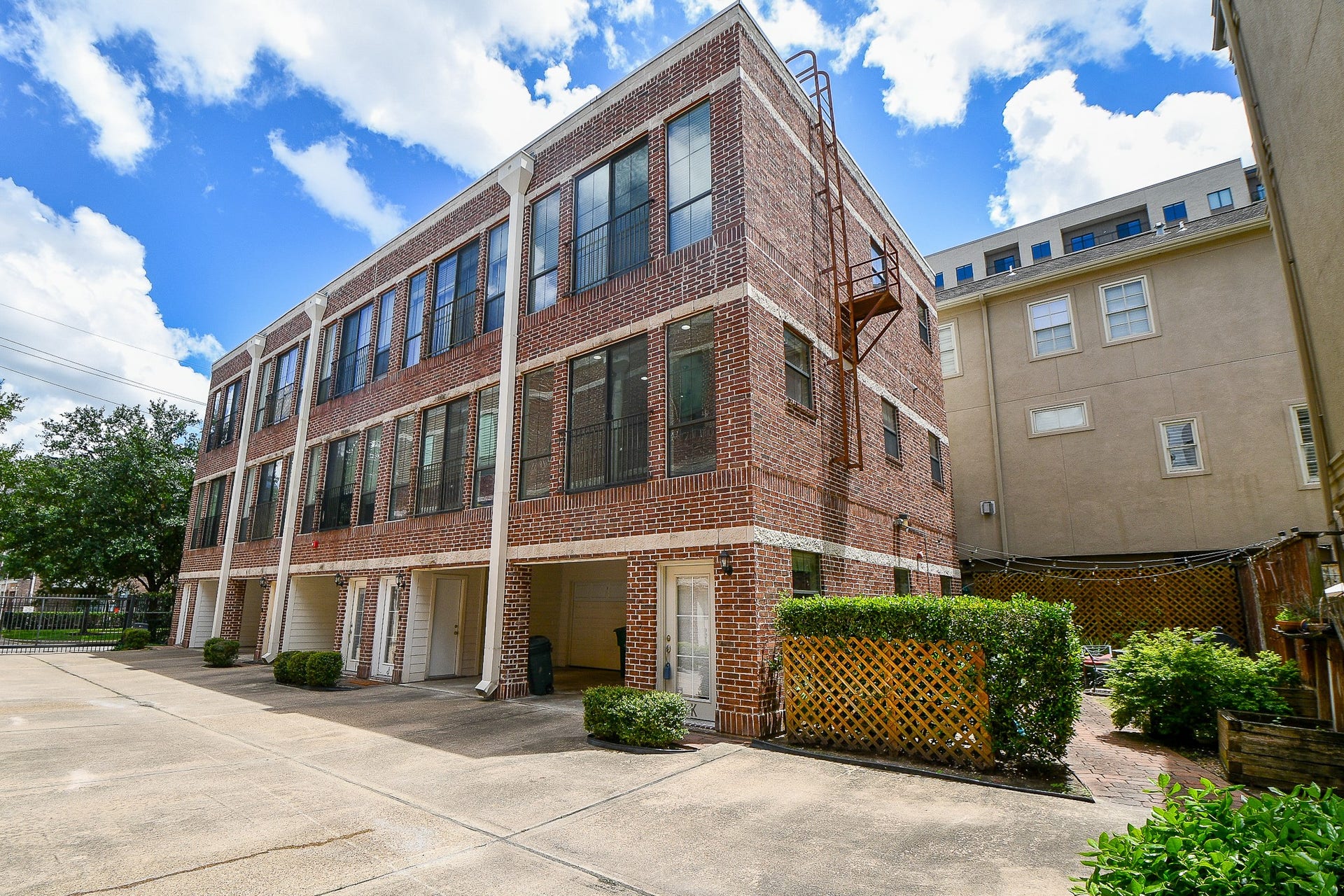 118 McGowen Street, #K, Houston, TX 77006 Welcome to your next home in gated community end unit right next to community common area where you can enjoy BBQ and gatherings or maybe some gardening