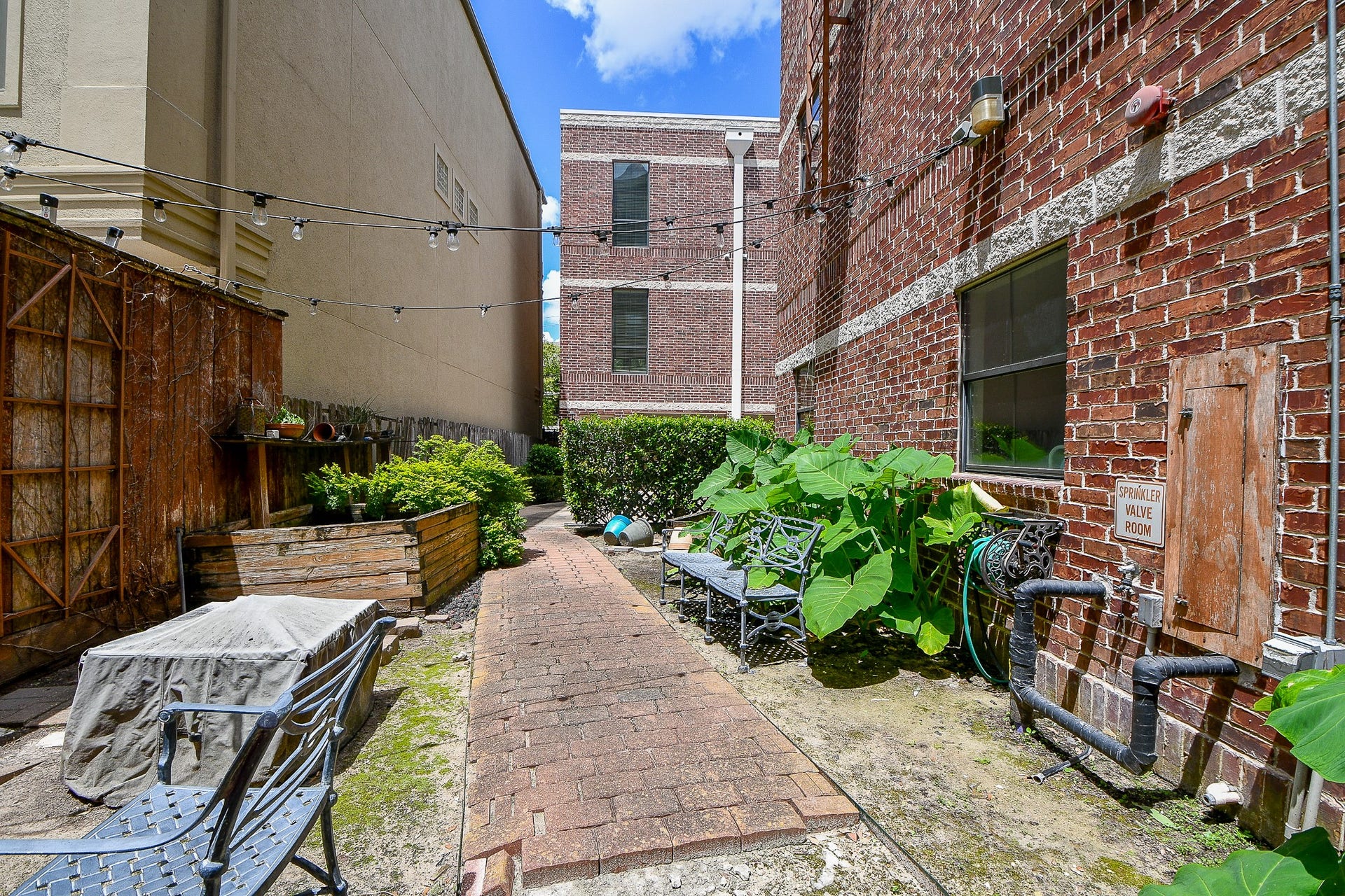 118 McGowen Street, #K, Houston, TX 77006 Community common area next to the unit no neighbors on one side and only sunlight