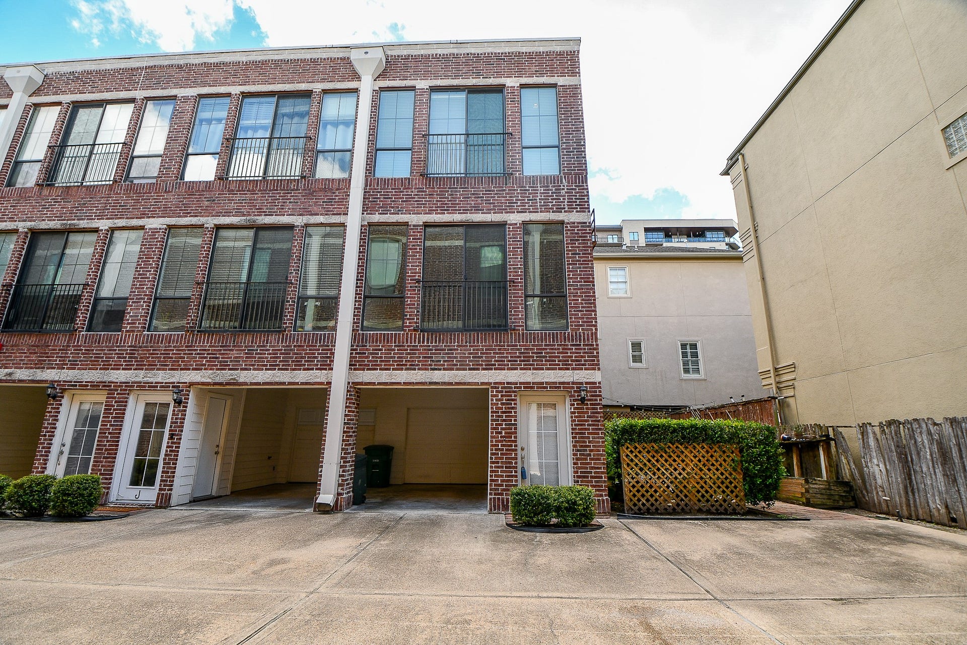 118 McGowen Street, #K, Houston, TX 77006 Welcome to your next home in gated community end unit right next to community common area where you can enjoy BBQ and gatherings or maybe some gardening