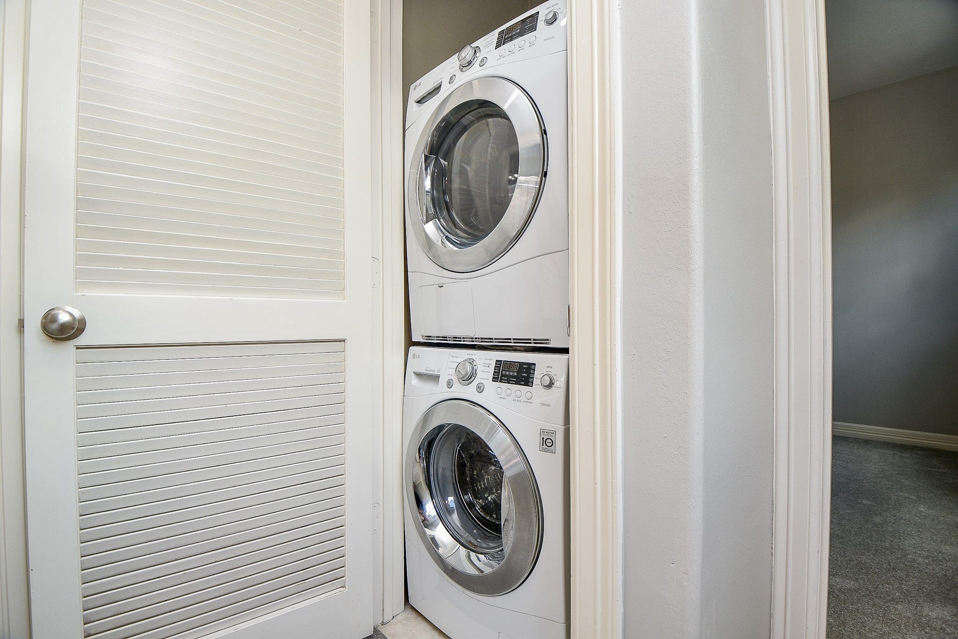 118 McGowen Street, #K, Houston, TX 77006 Washer and Dryer comes with the proeprty
