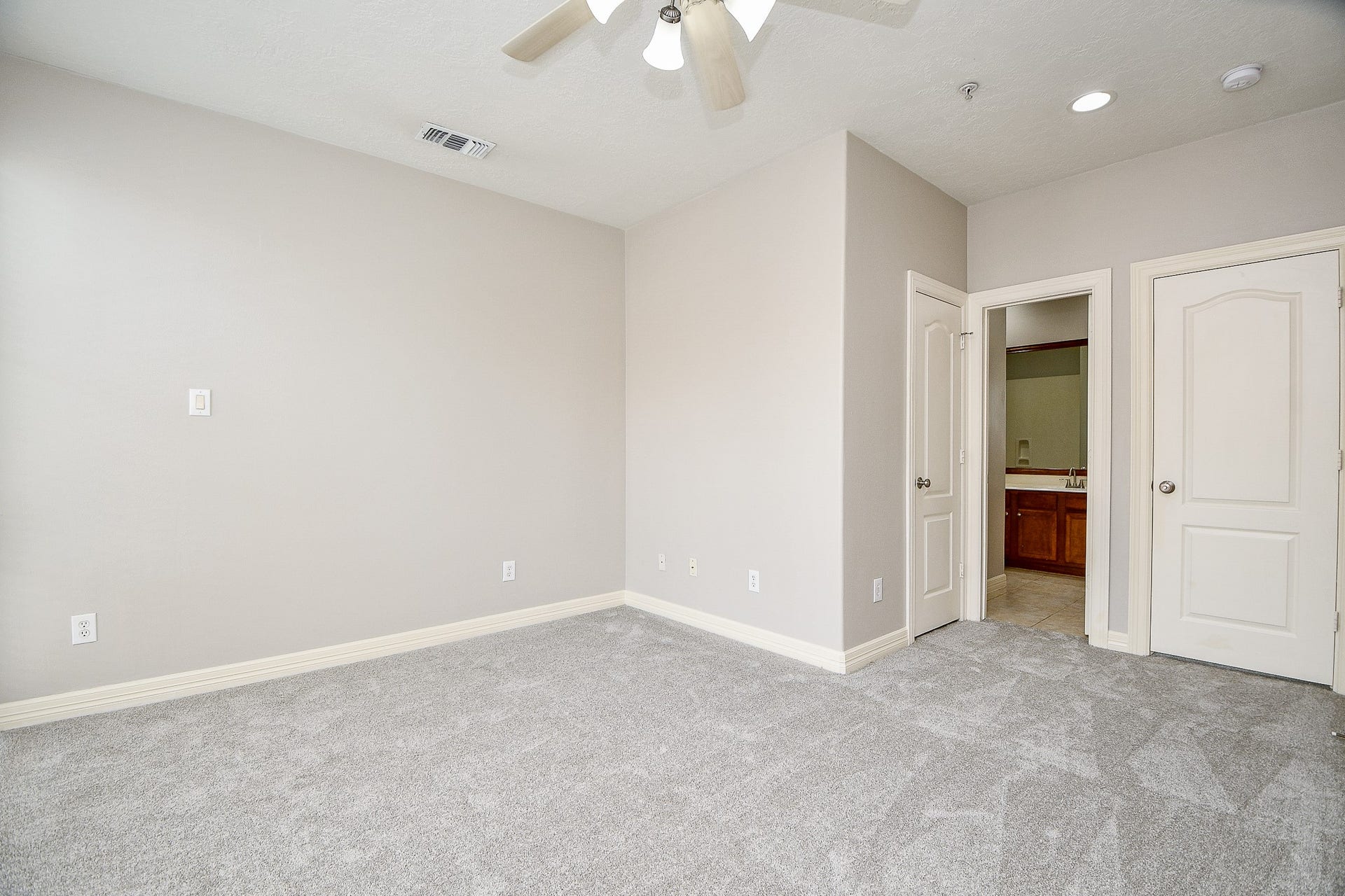 118 McGowen Street, #K, Houston, TX 77006 Brand new carpet and recently painted primary bedroom with high ceilings, floors to ceiling windows and little work nook for work desk