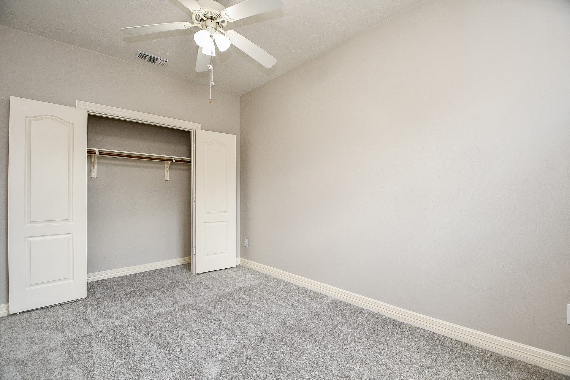 118 McGowen Street, #K, Houston, TX 77006 Secondary bedroom recently painted heigh ceilings new carpet and deep closet