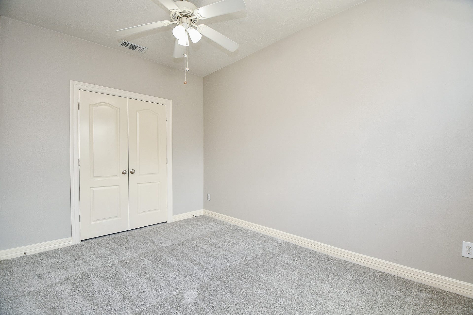 118 McGowen Street, #K, Houston, TX 77006 Secondary bedroom recently painted heigh ceilings new carpet and deep closet