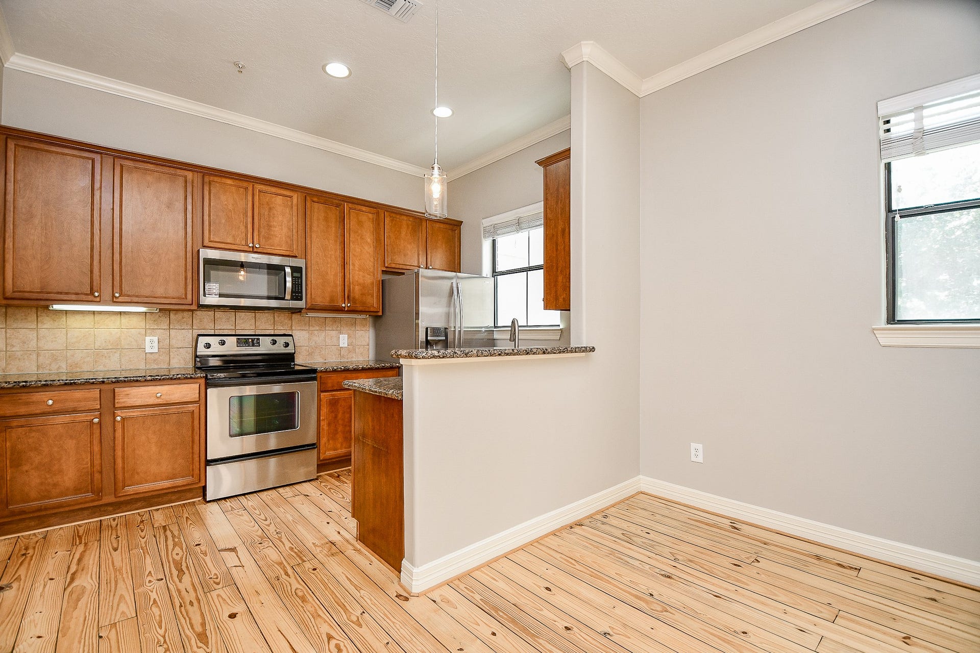 118 McGowen Street, #K, Houston, TX 77006 Open concept style kitchen ample cabinet space pantry granite counters and lots of natural light