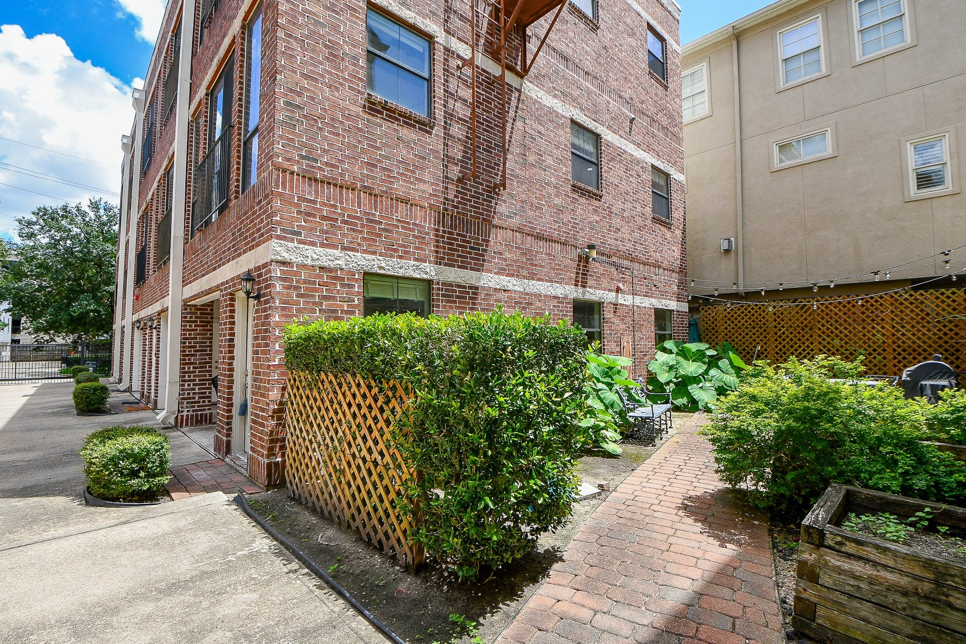 118 McGowen Street, #K, Houston, TX 77006 Welcome to your next home in gated community end unit right next to community common area where you can enjoy BBQ and gatherings or maybe some gardening