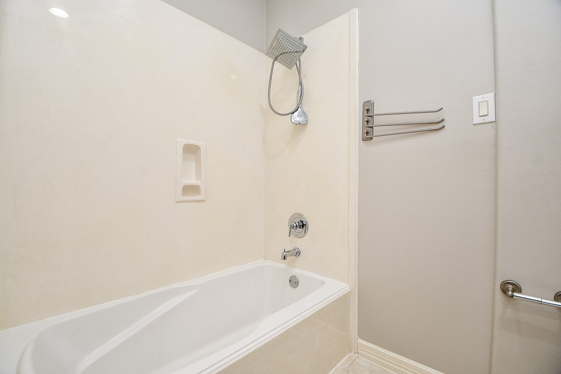 118 McGowen Street, #K, Houston, TX 77006 Primary bathroom with ample vanity counter pace and soaking tub