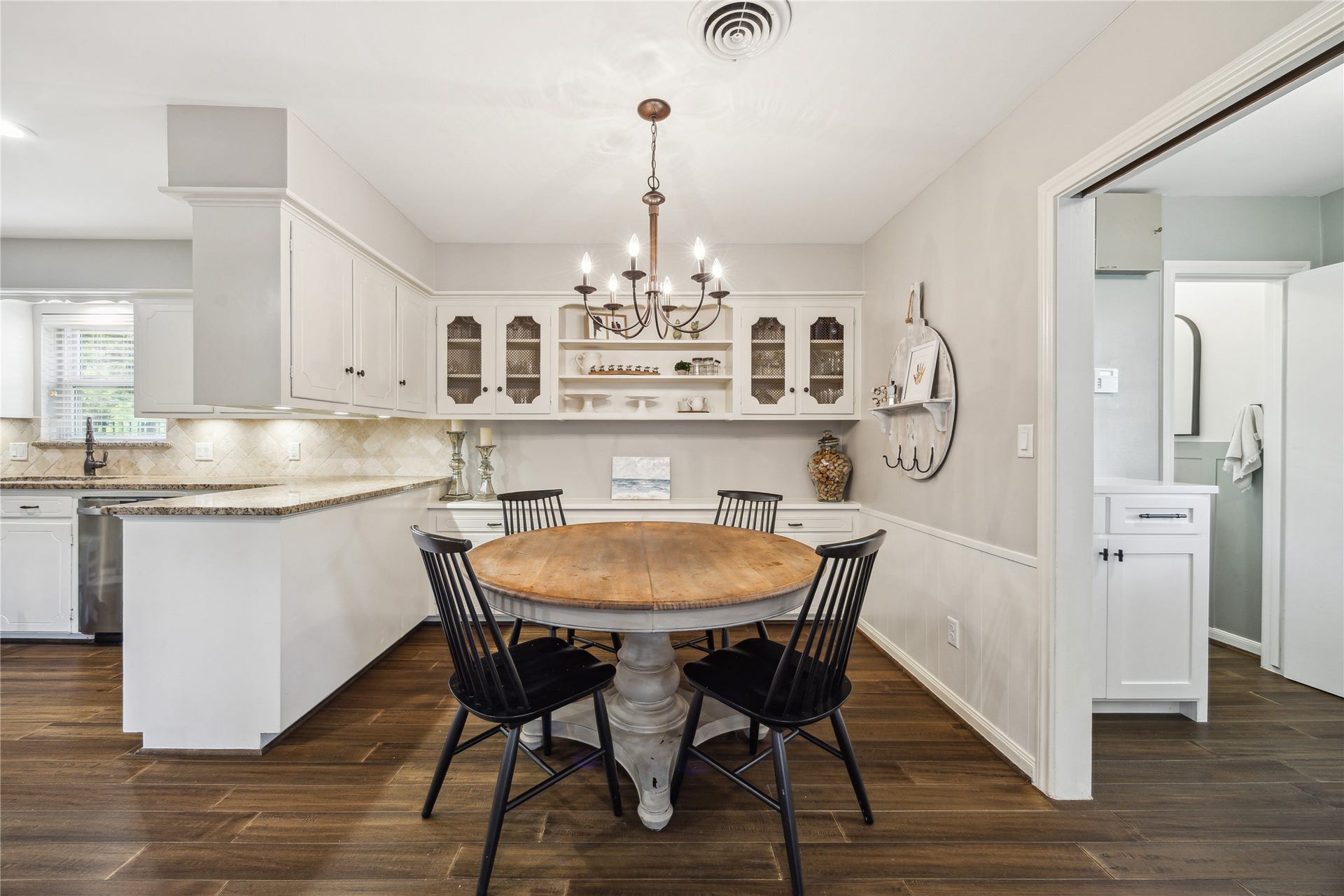10714 Piping Rock Lane, Houston, TX 77042 Located beside the kitchen, the breakfast area offers space for everyday dining with convenient access to the laundry room.