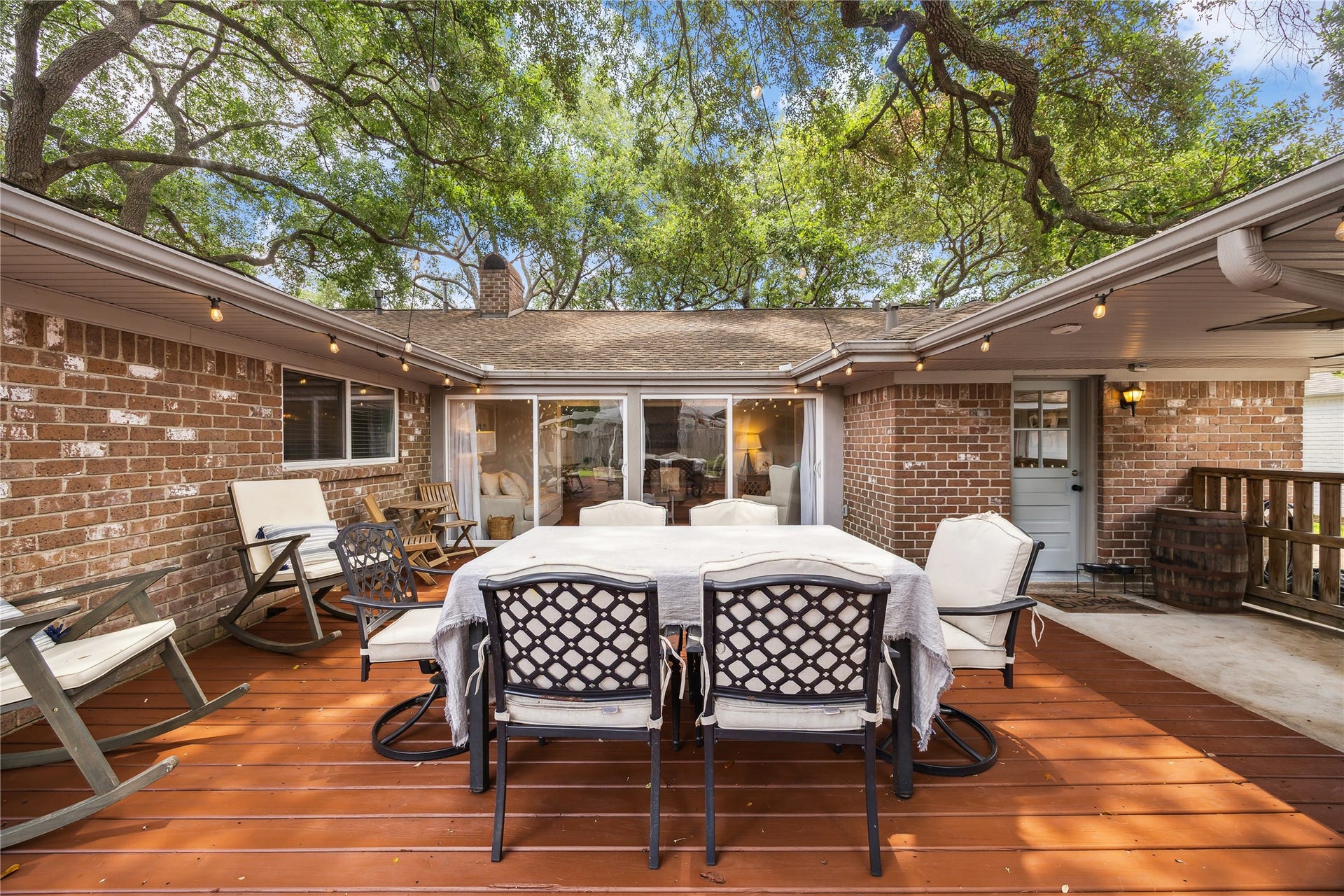 10714 Piping Rock Lane, Houston, TX 77042 Glass doors connect the indoor sitting area to the backyard deck, making outdoor meals and entertaining convenient