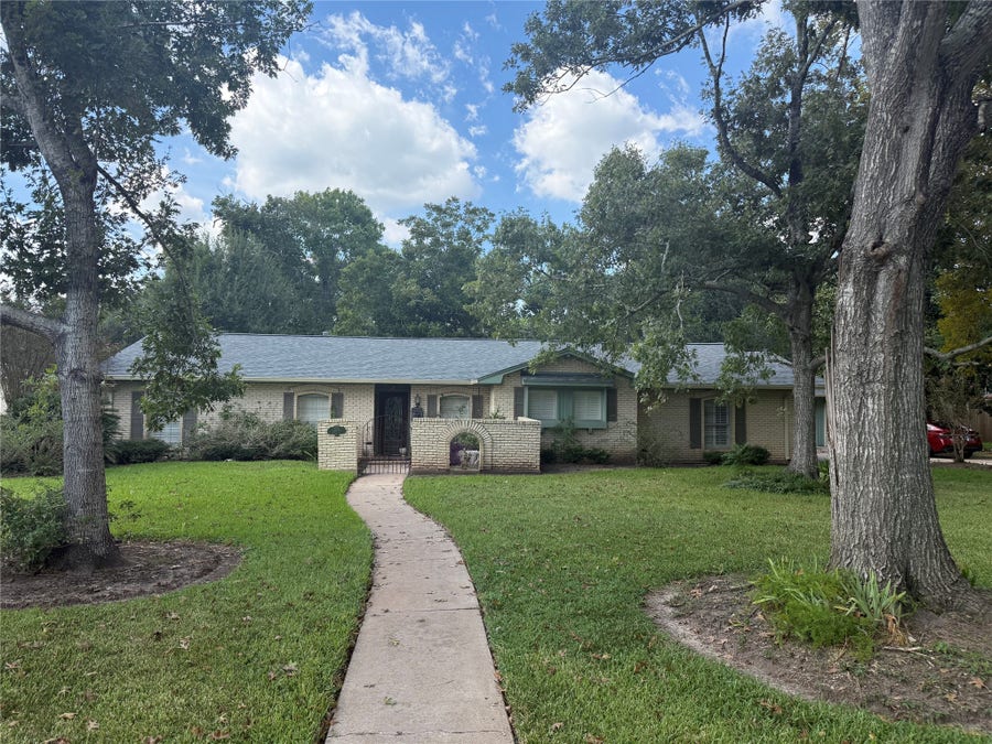 Property photo for 309 Linden Lane, Lake Jackson, TX
