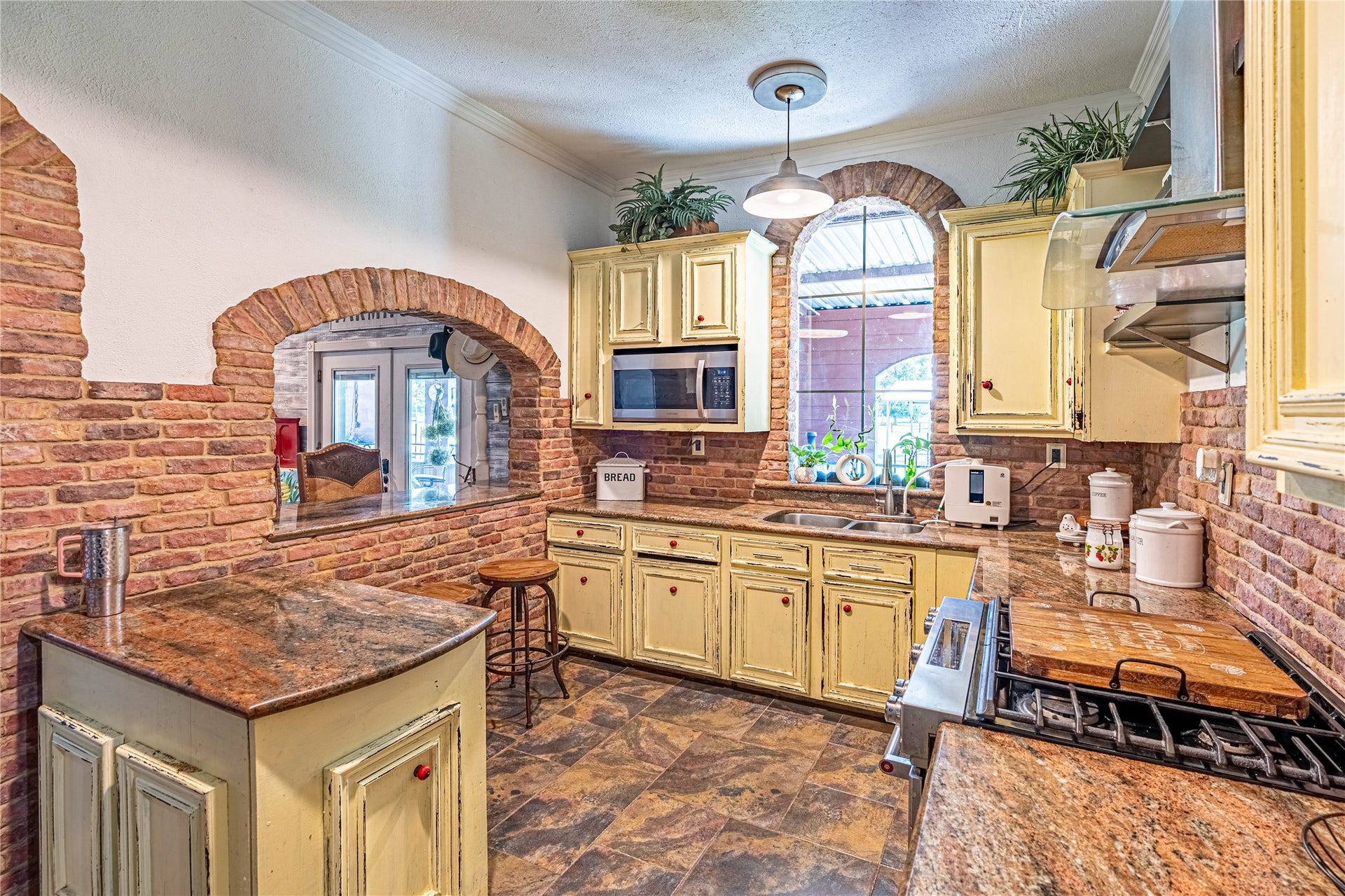 41800 Aggie Gee - Kitchen