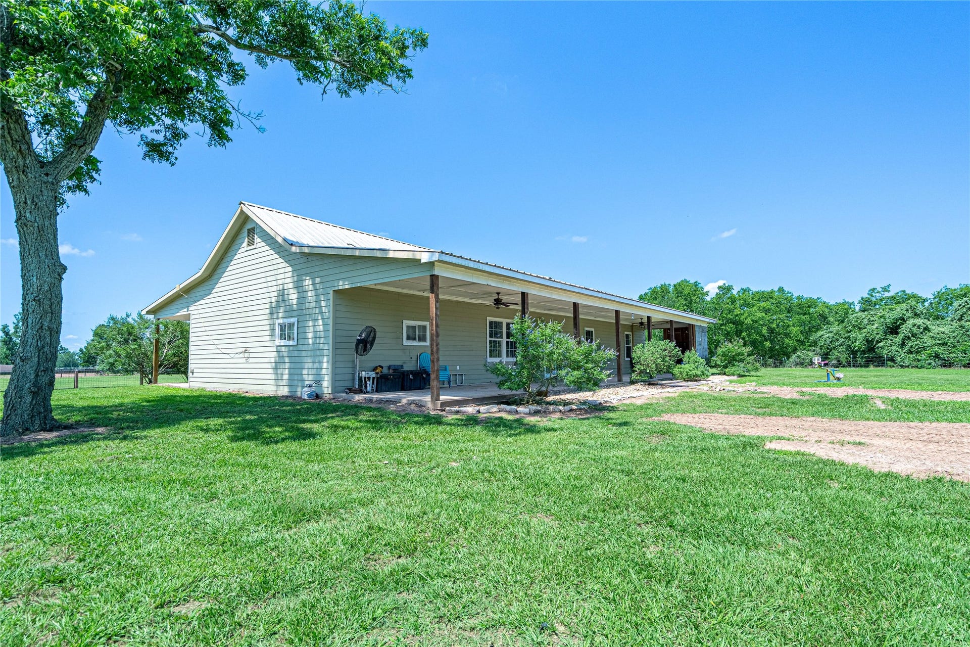 41802 Aggie Gee - Back of House
