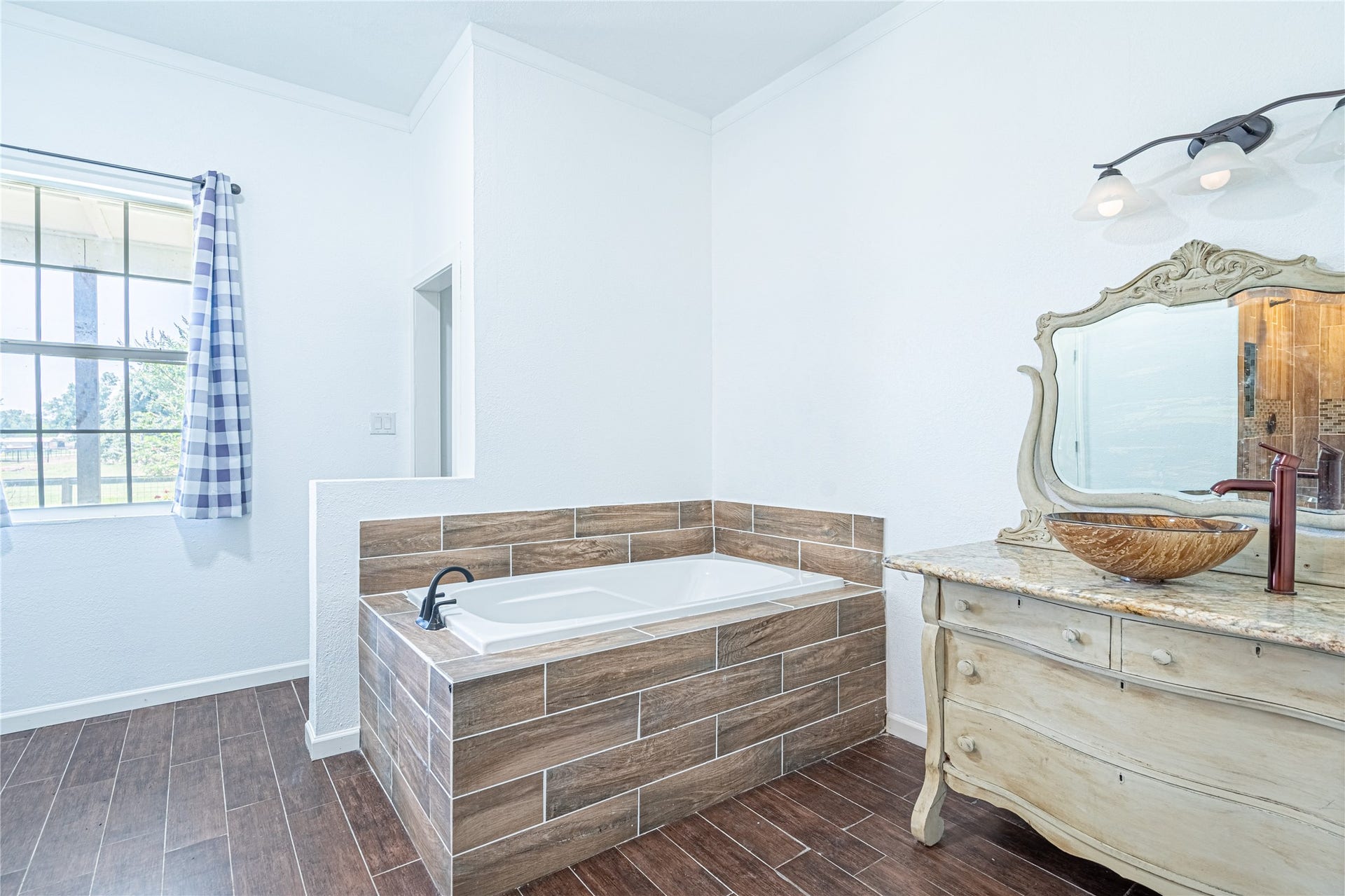 41802 Aggie Gee - Primary Bedroom Jacuzzi Bathtub