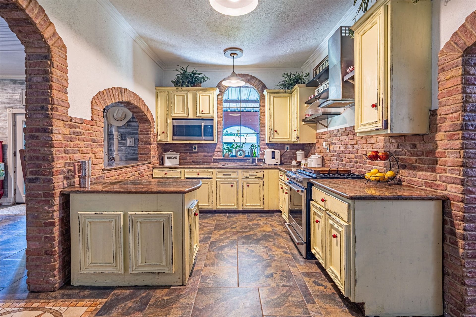 41800 Aggie Gee - Kitchen